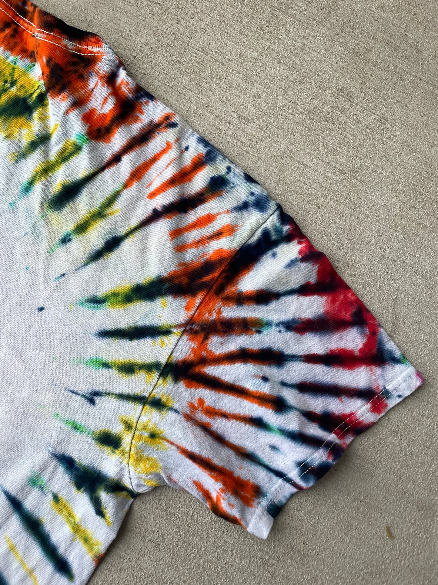 Large Men’s Looney Tunes Handmade Tie Dye T-Shirt | 90s Vintage Shirt | Rainbow Circle Pleated Tie Dye Short Sleeve