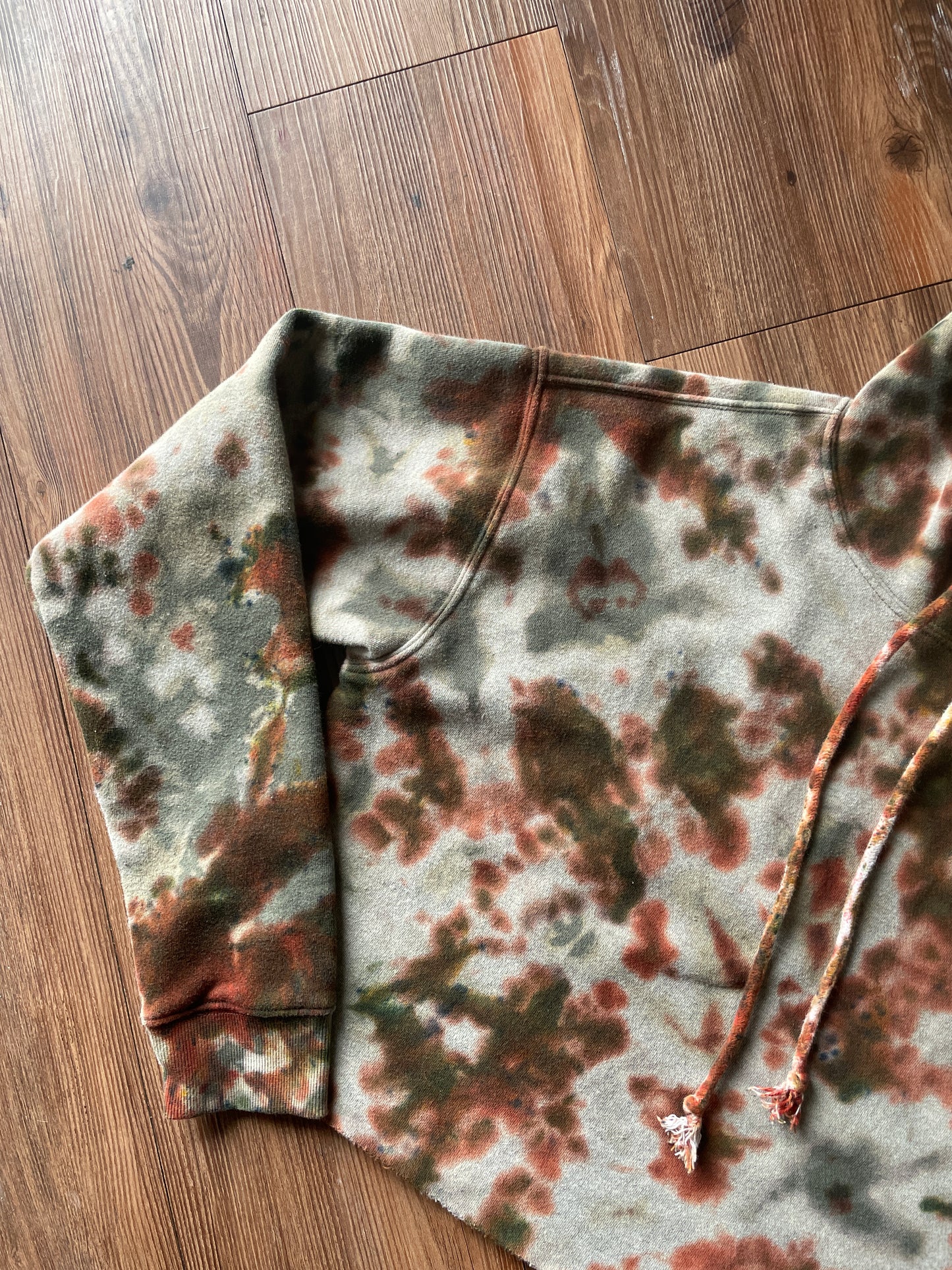 MEDIUM Women’s Olive Green Wild Fable Handmade Tie Dye Cropped Sweatshirt | Green and Orange Earth Tones Long Sleeve Hoodie