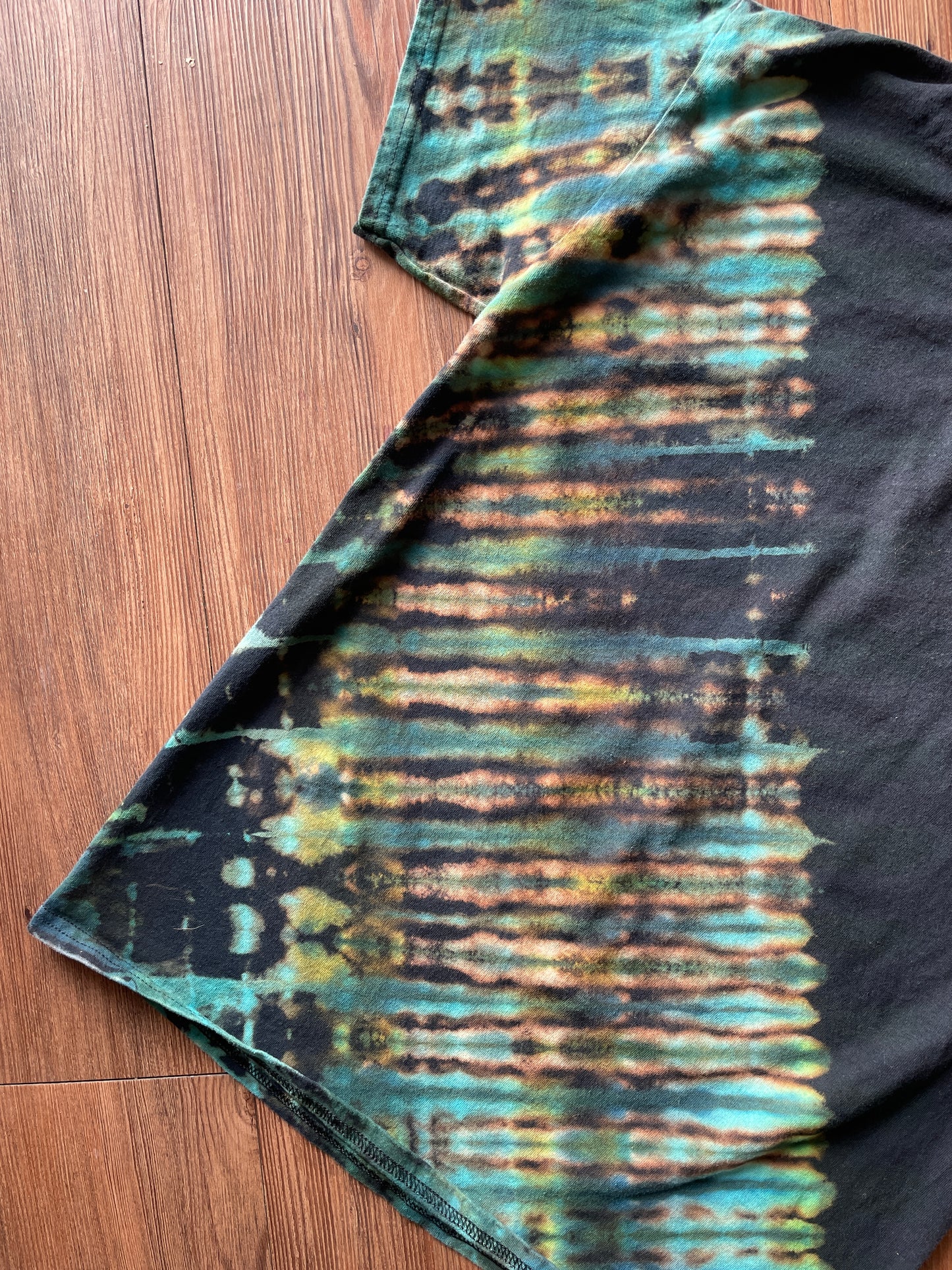 Medium Men’s The Lab Project Handmade Reverse Tie Dye T-Shirt | Black and Blue Pleated Tie Dye Short Sleeve