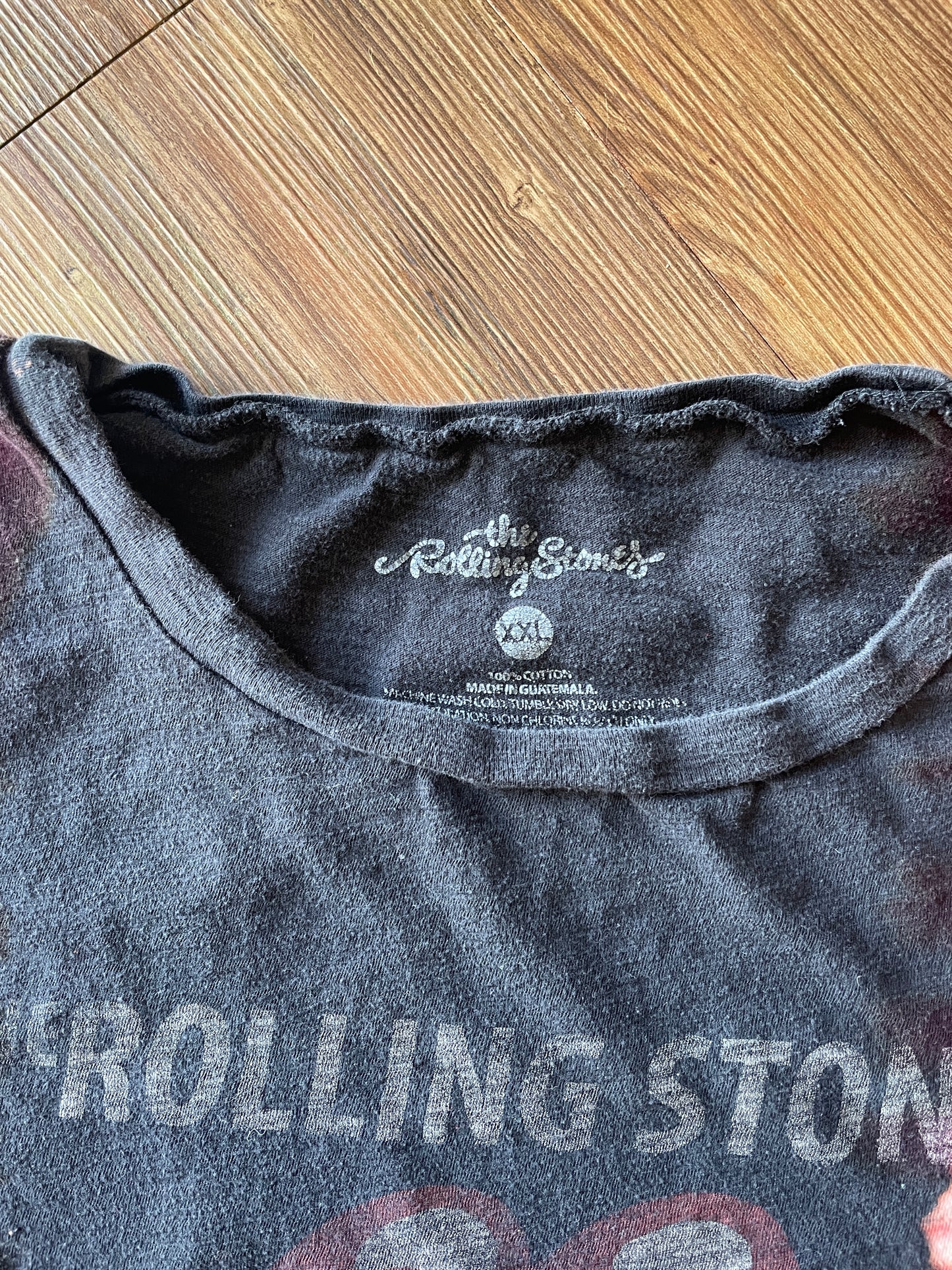 2XL Women’s Rolling Stones Hot Lips Handmade Tie Dye T-Shirt | One-Of-a-Kind Red and Black Pleated Short Sleeve