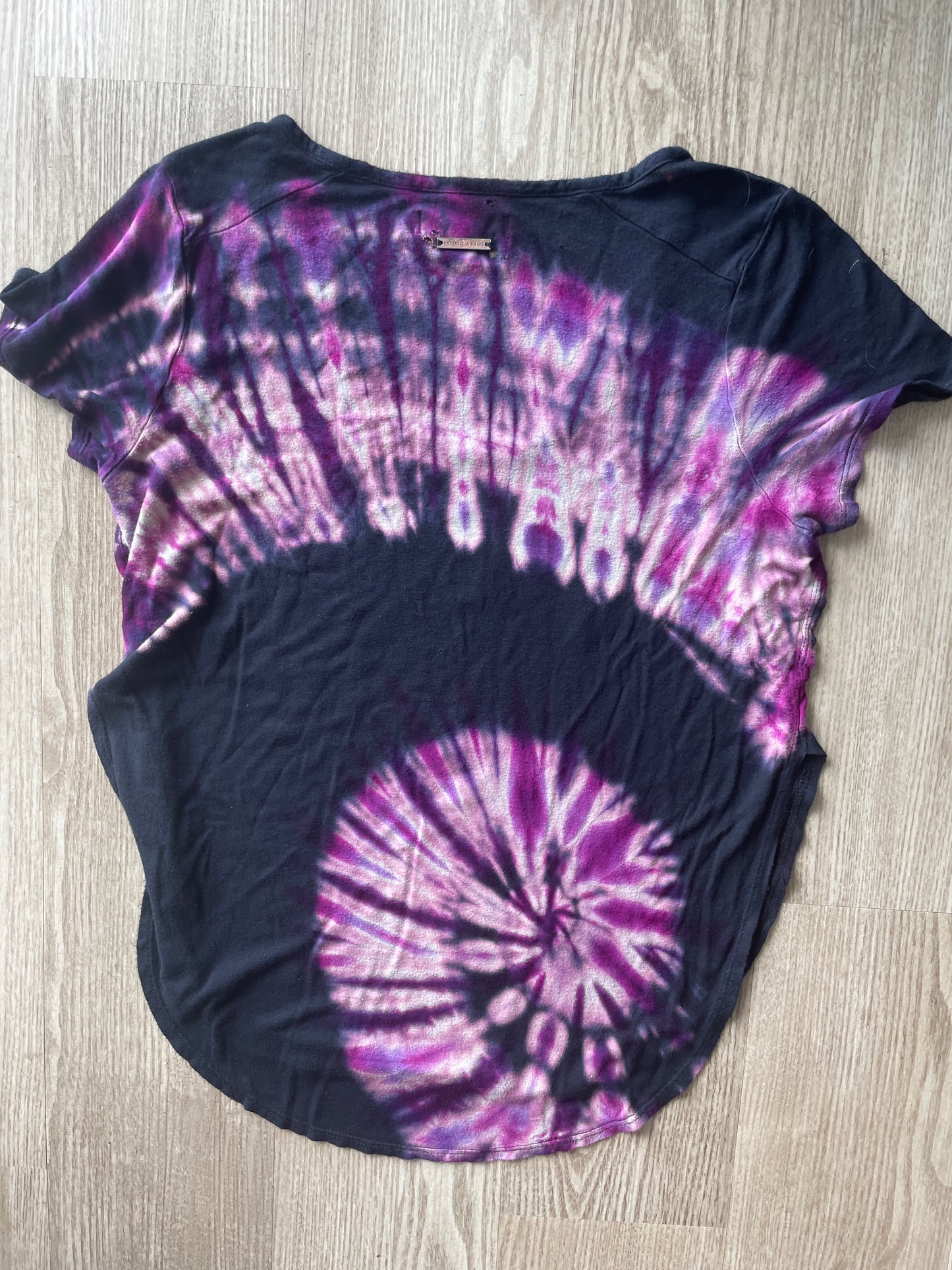 MEDIUM Women’s Libra The Scales Handmade Reverse Tie Dye Flowy Tee | One-Of-a-Kind Black and Purple Side Slit Short Sleeve T-Shirt