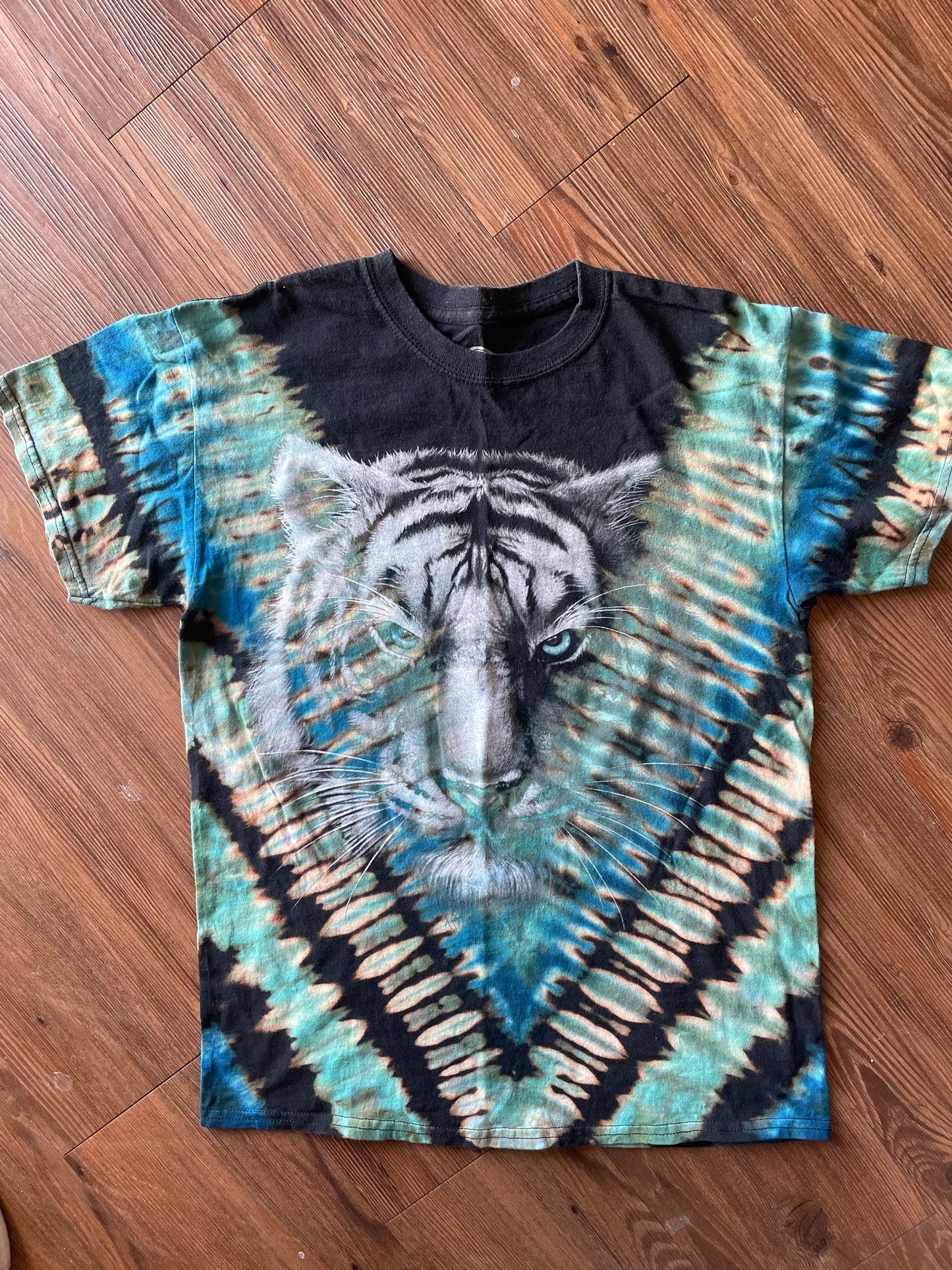 MEDIUM Men’s Tiger Stripes Tie Dye T-Shirt | Black and Blue Stripes Reverse Tie Dye Short Sleeve