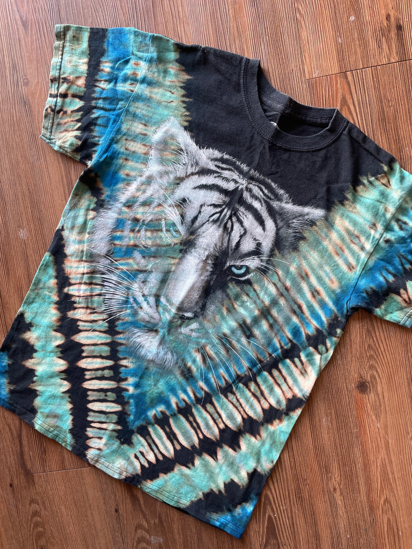 MEDIUM Men’s Tiger Stripes Tie Dye T-Shirt | Black and Blue Stripes Reverse Tie Dye Short Sleeve