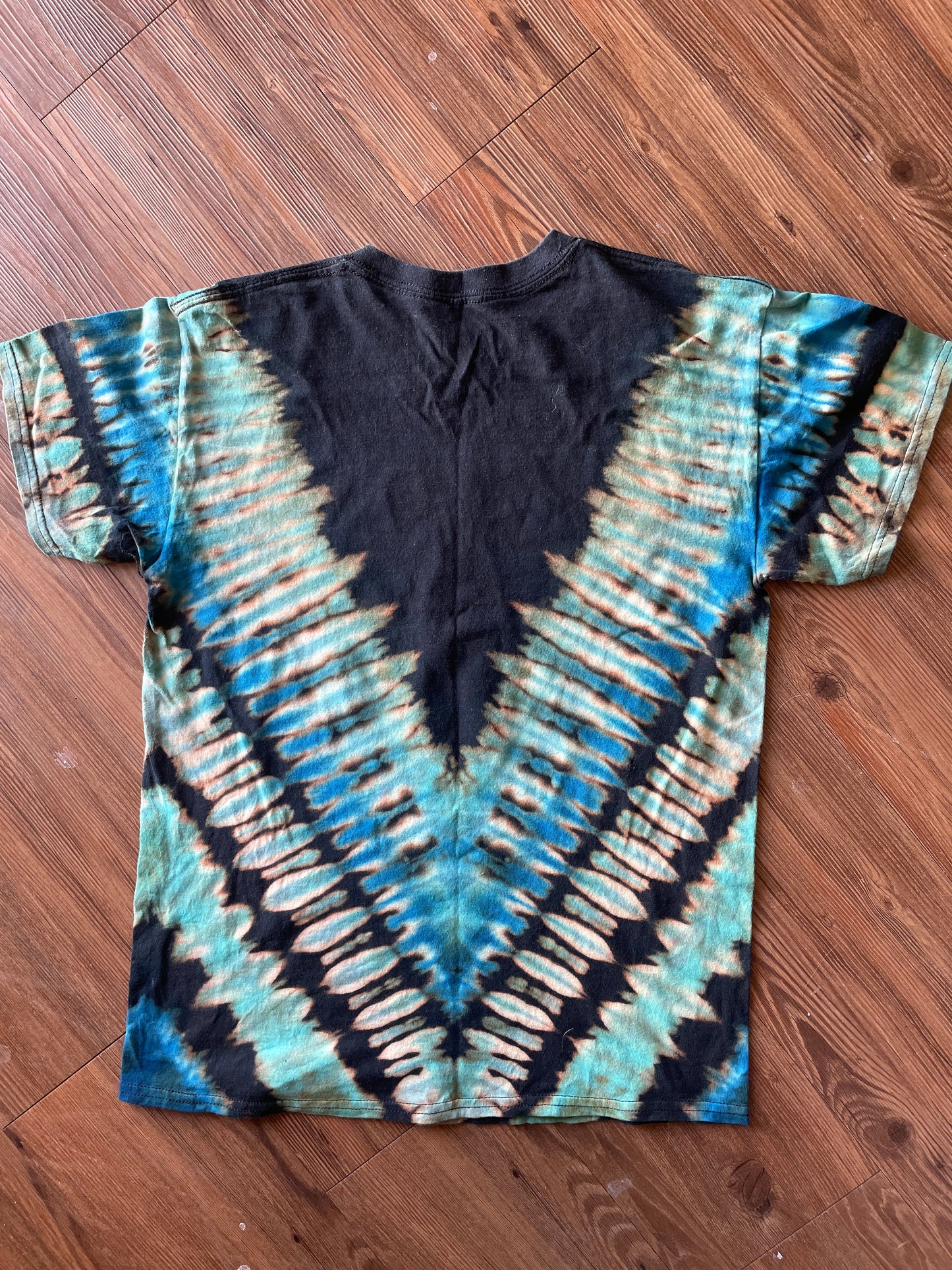 MEDIUM Men’s Tiger Stripes Tie Dye T-Shirt | Black and Blue Stripes Reverse Tie Dye Short Sleeve