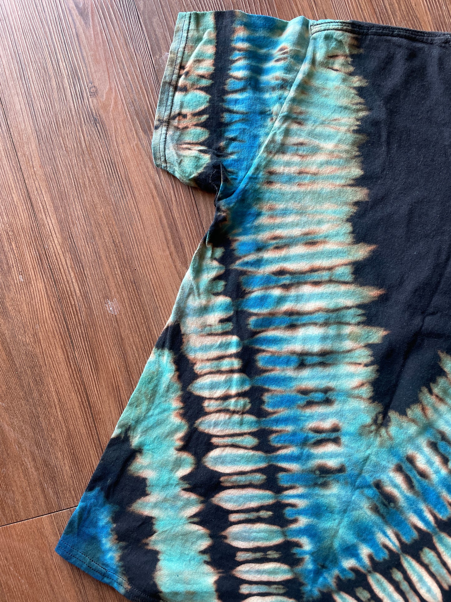 MEDIUM Men’s Tiger Stripes Tie Dye T-Shirt | Black and Blue Stripes Reverse Tie Dye Short Sleeve