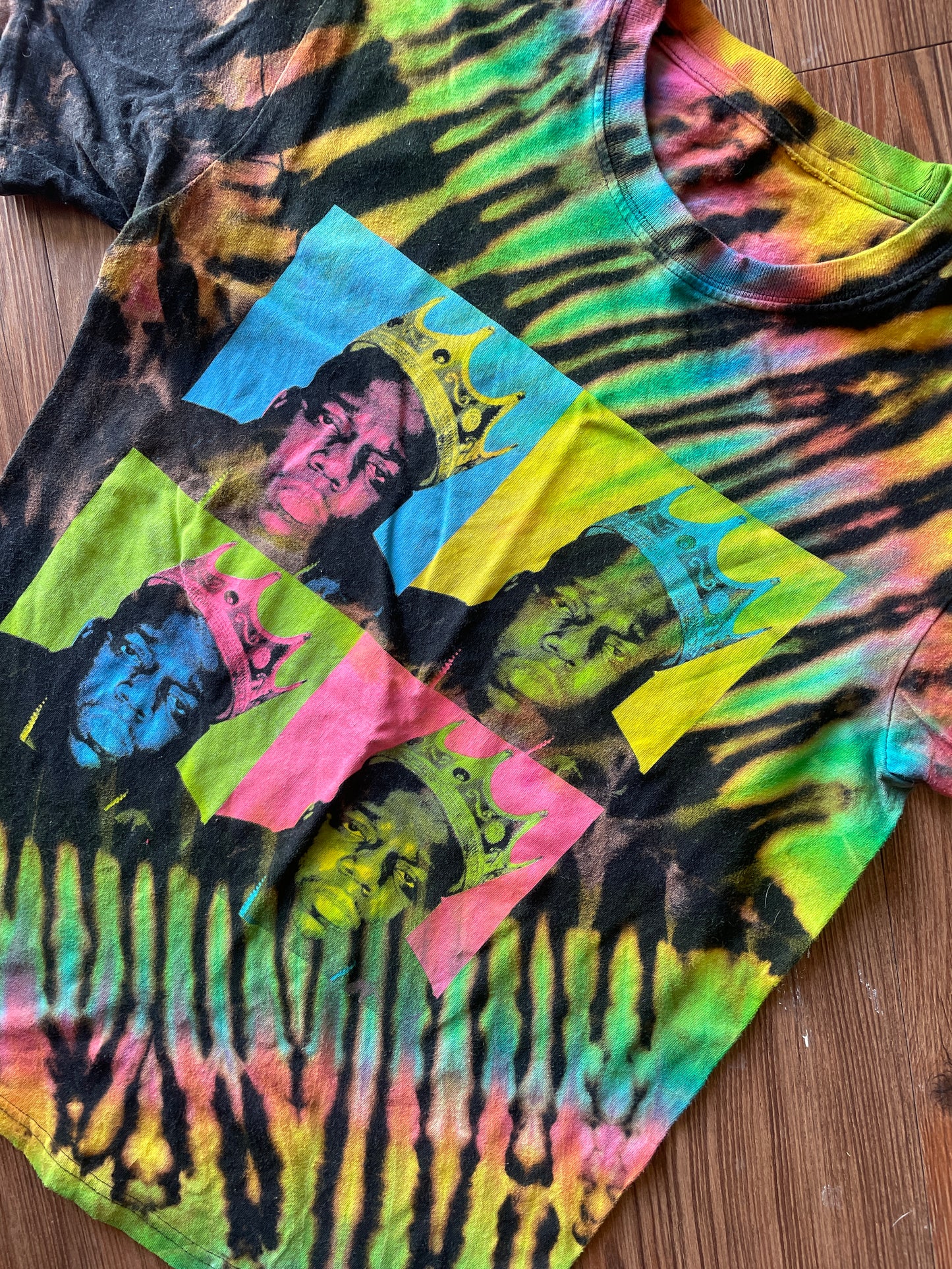 MEDIUM Men’s Neon Biggie Smalls Reverse Tie Dye T-Shirt | Notorious B.I.G. Reverse Tie Dye Short Sleeve