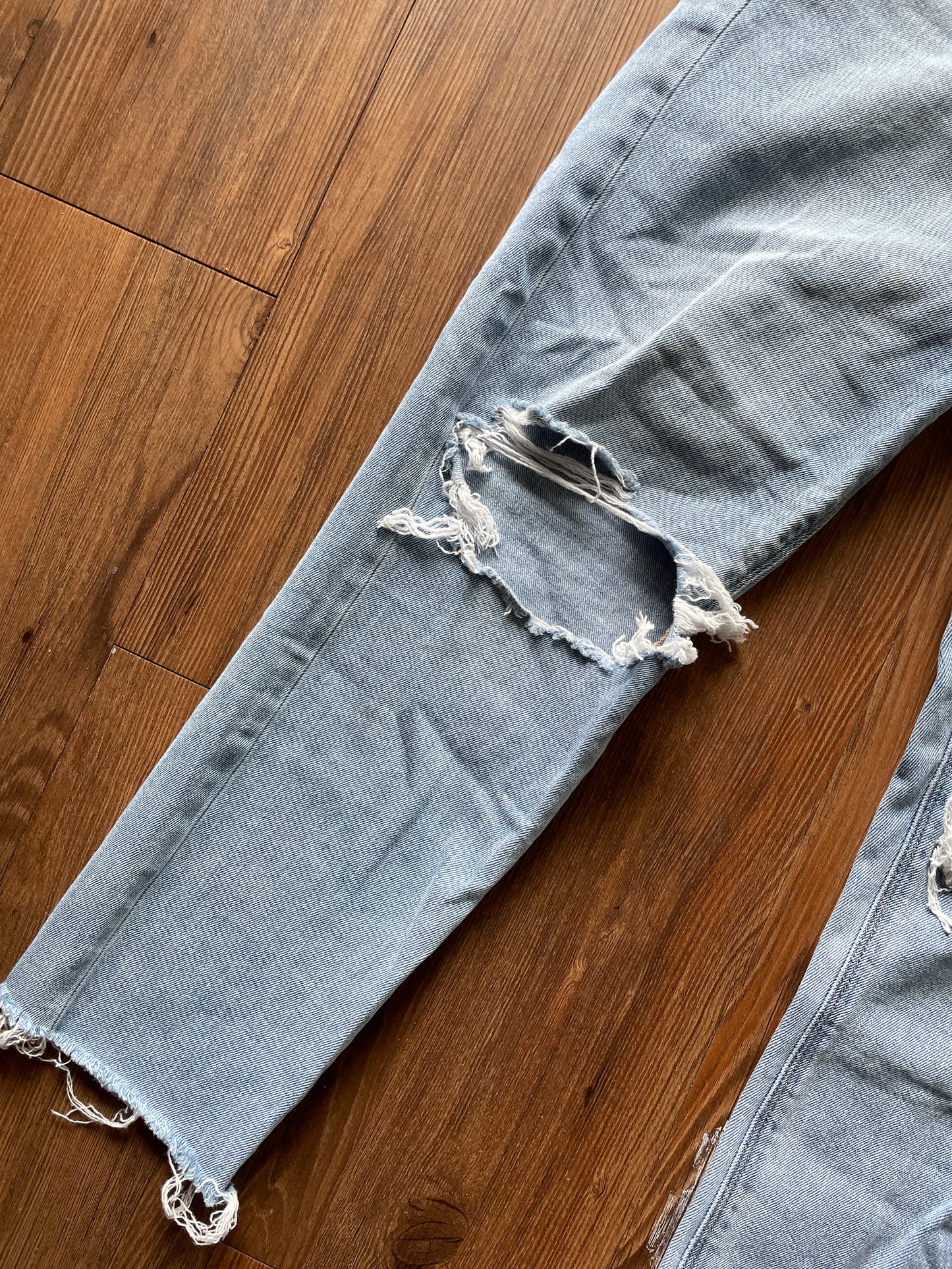Women's Size 4 Light Wash Distressed American Eagle Mom Jeans