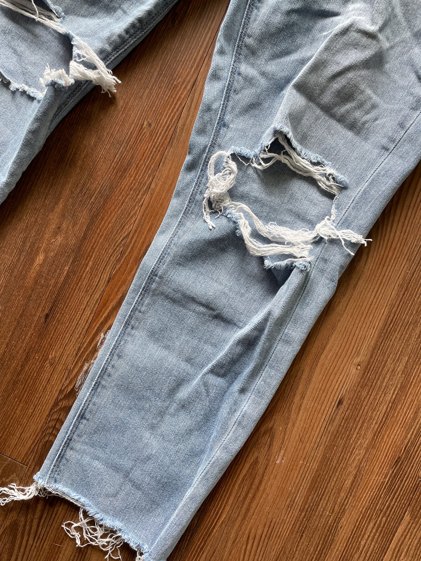 Women's Size 4 Light Wash Distressed American Eagle Mom Jeans