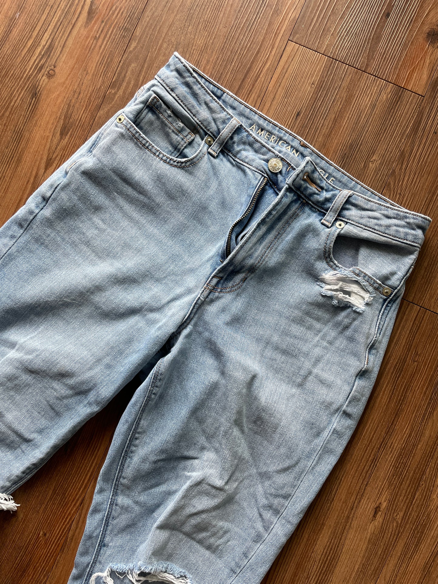 Women's Size 4 Light Wash Distressed American Eagle Mom Jeans