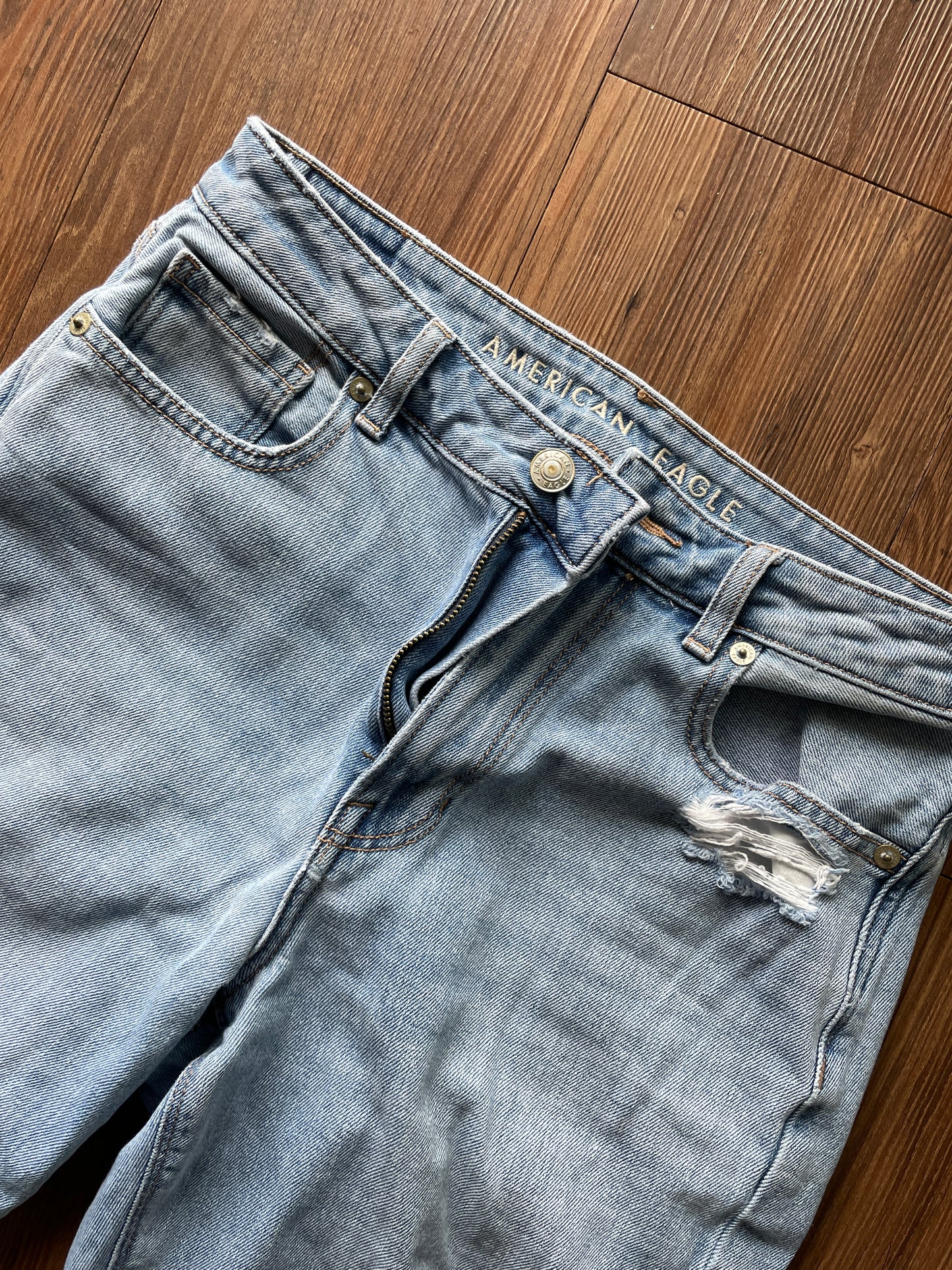 Women's Size 4 Light Wash Distressed American Eagle Mom Jeans