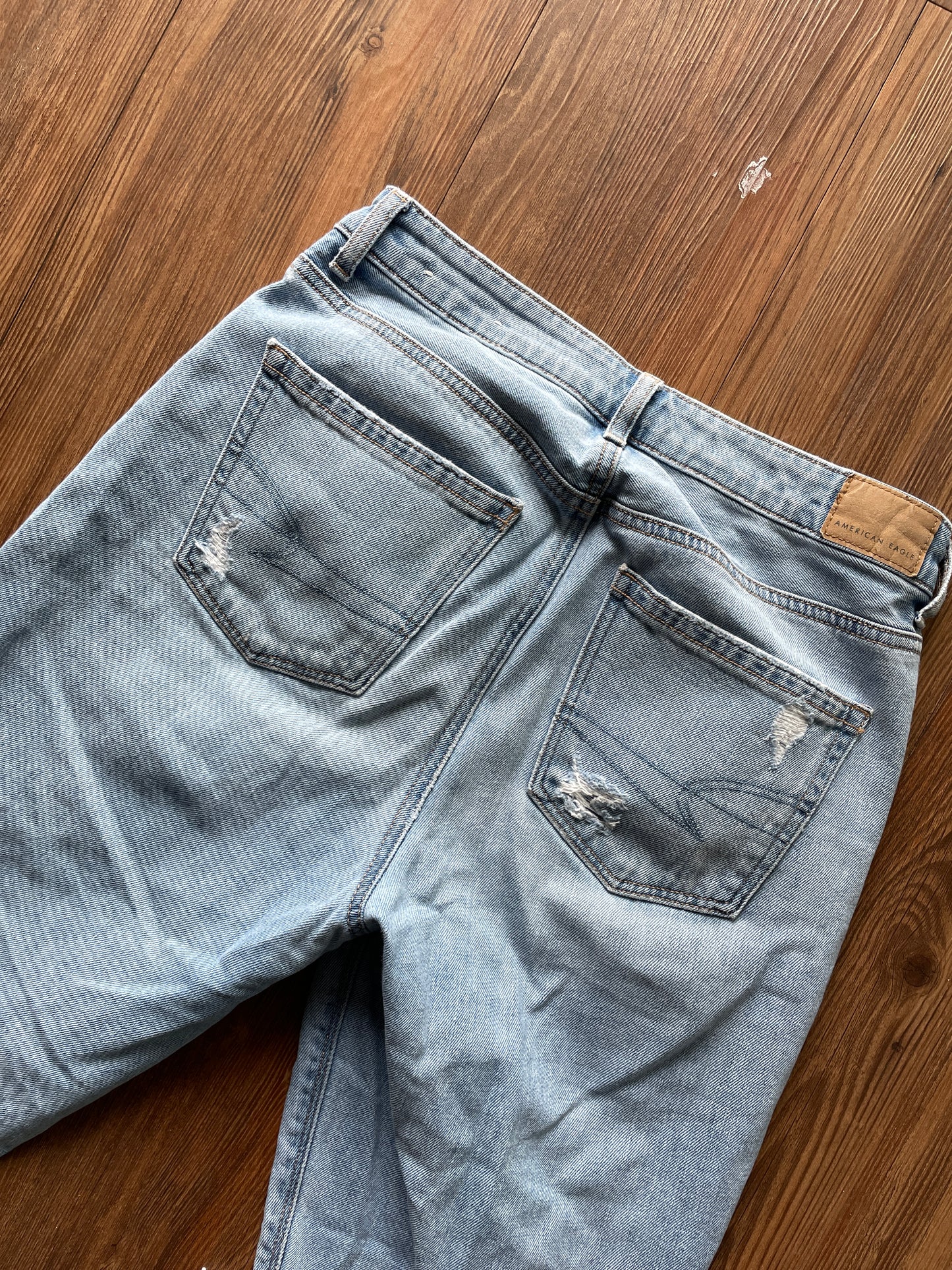 Women's Size 4 Light Wash Distressed American Eagle Mom Jeans