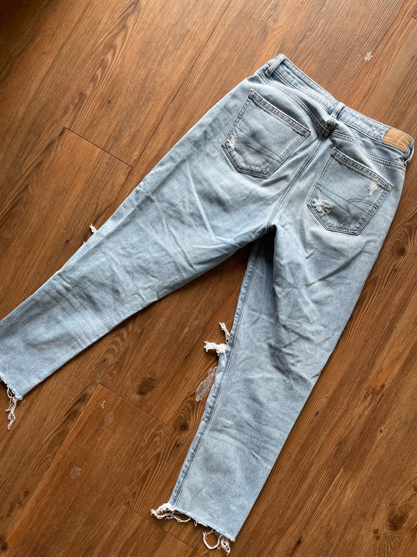 Women's Size 4 Light Wash Distressed American Eagle Mom Jeans
