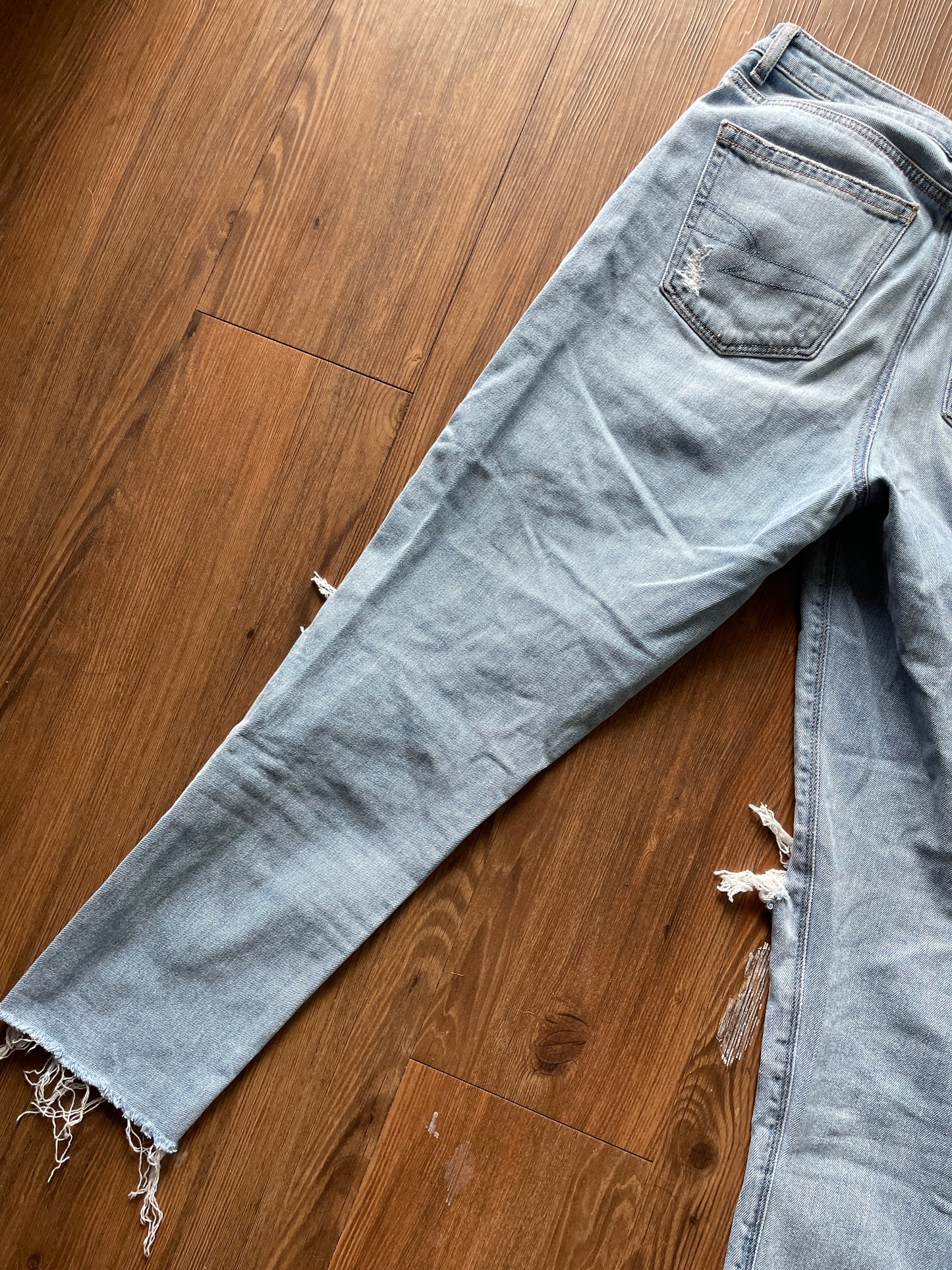 Women's Size 4 Light Wash Distressed American Eagle Mom Jeans