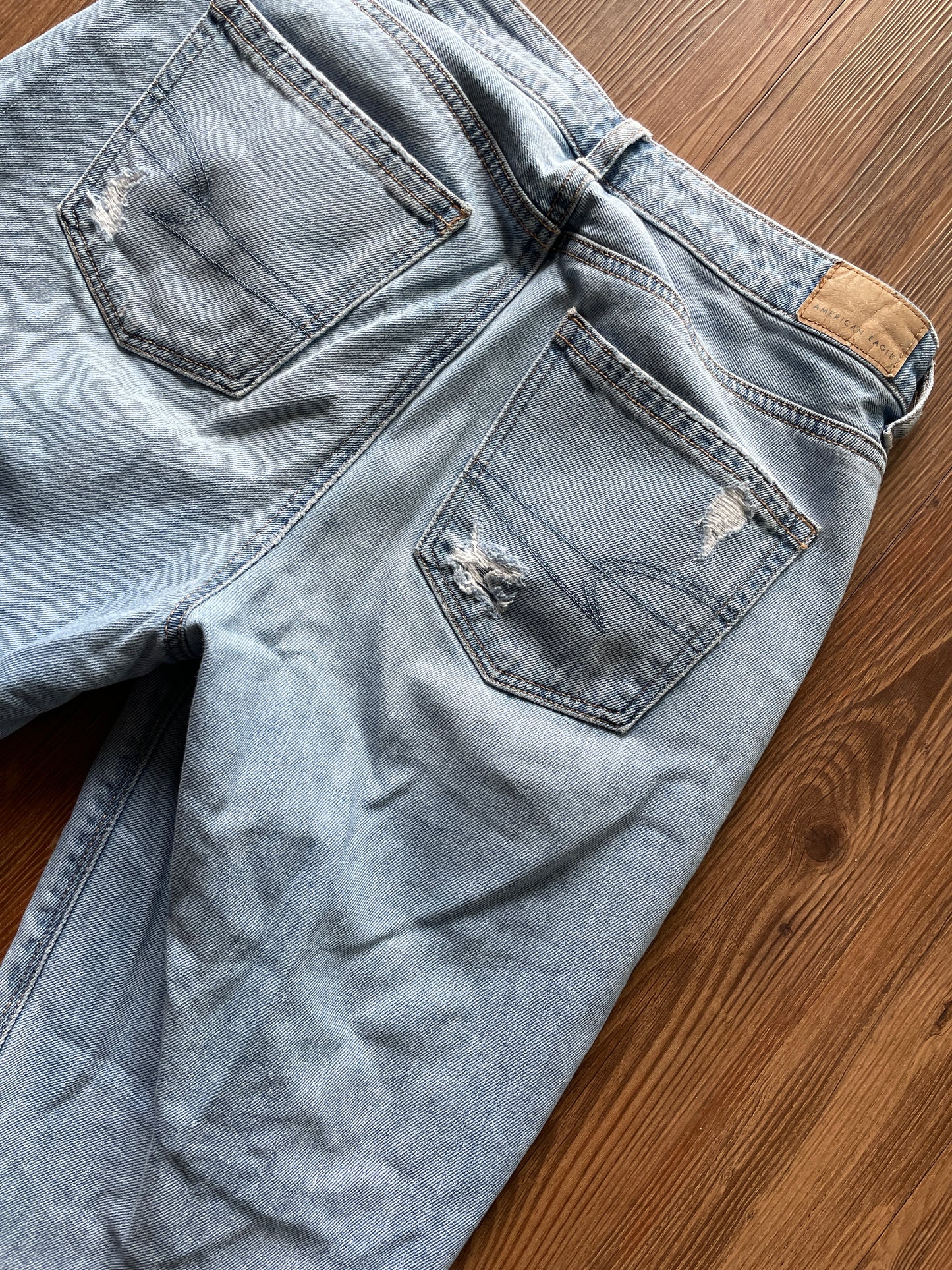 Women's Size 4 Light Wash Distressed American Eagle Mom Jeans