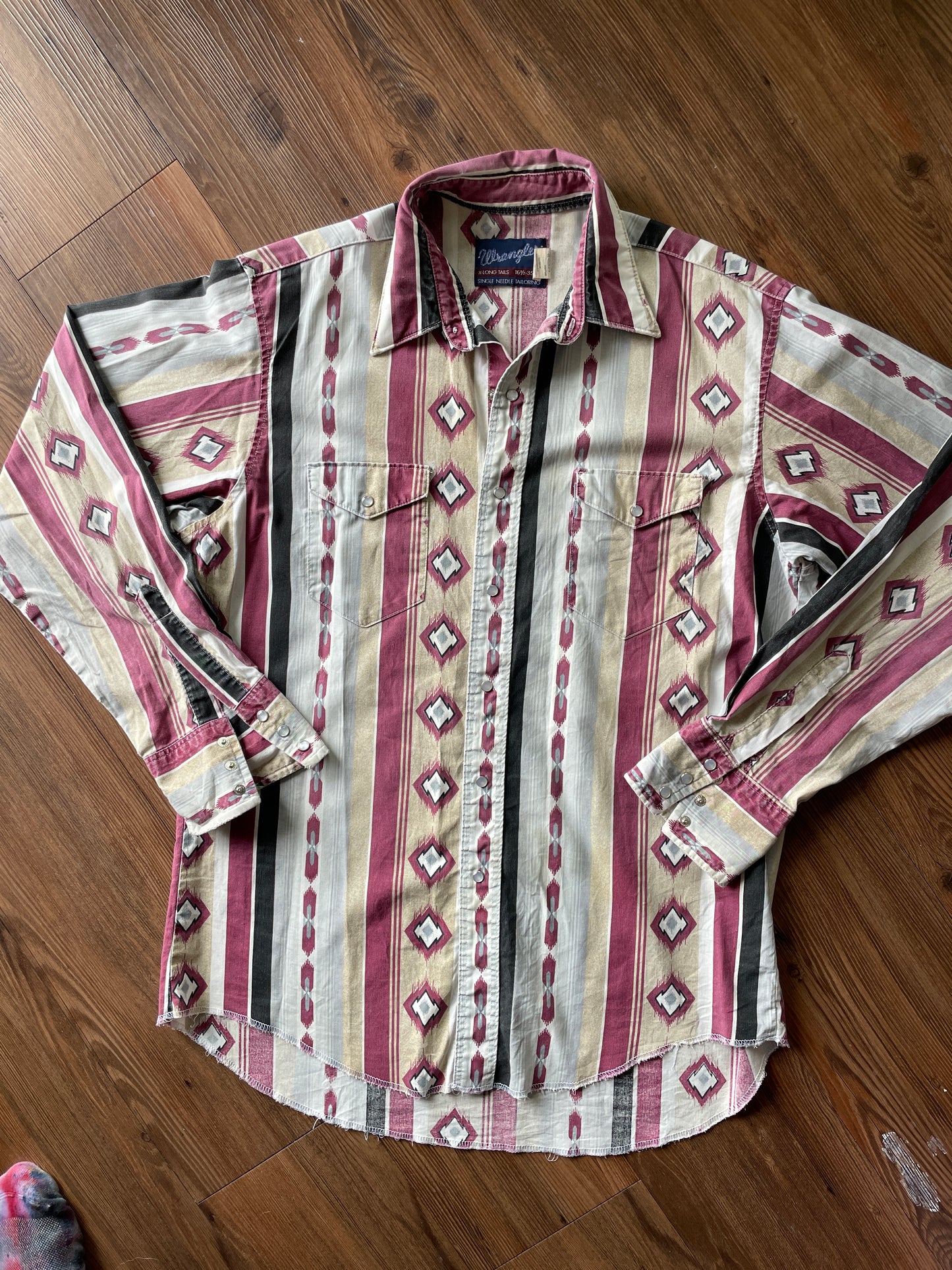 Men's Medium Vintage Pink and White Wrangler Western Pearl Snap