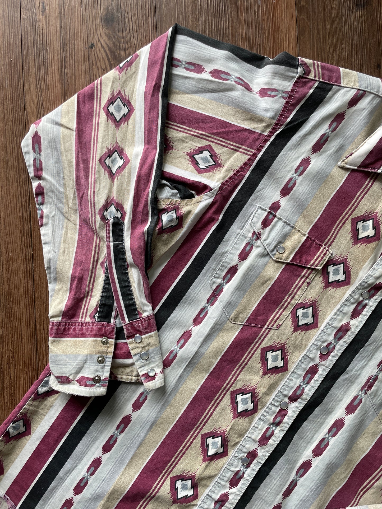 Men's Medium Vintage Pink and White Wrangler Western Pearl Snap