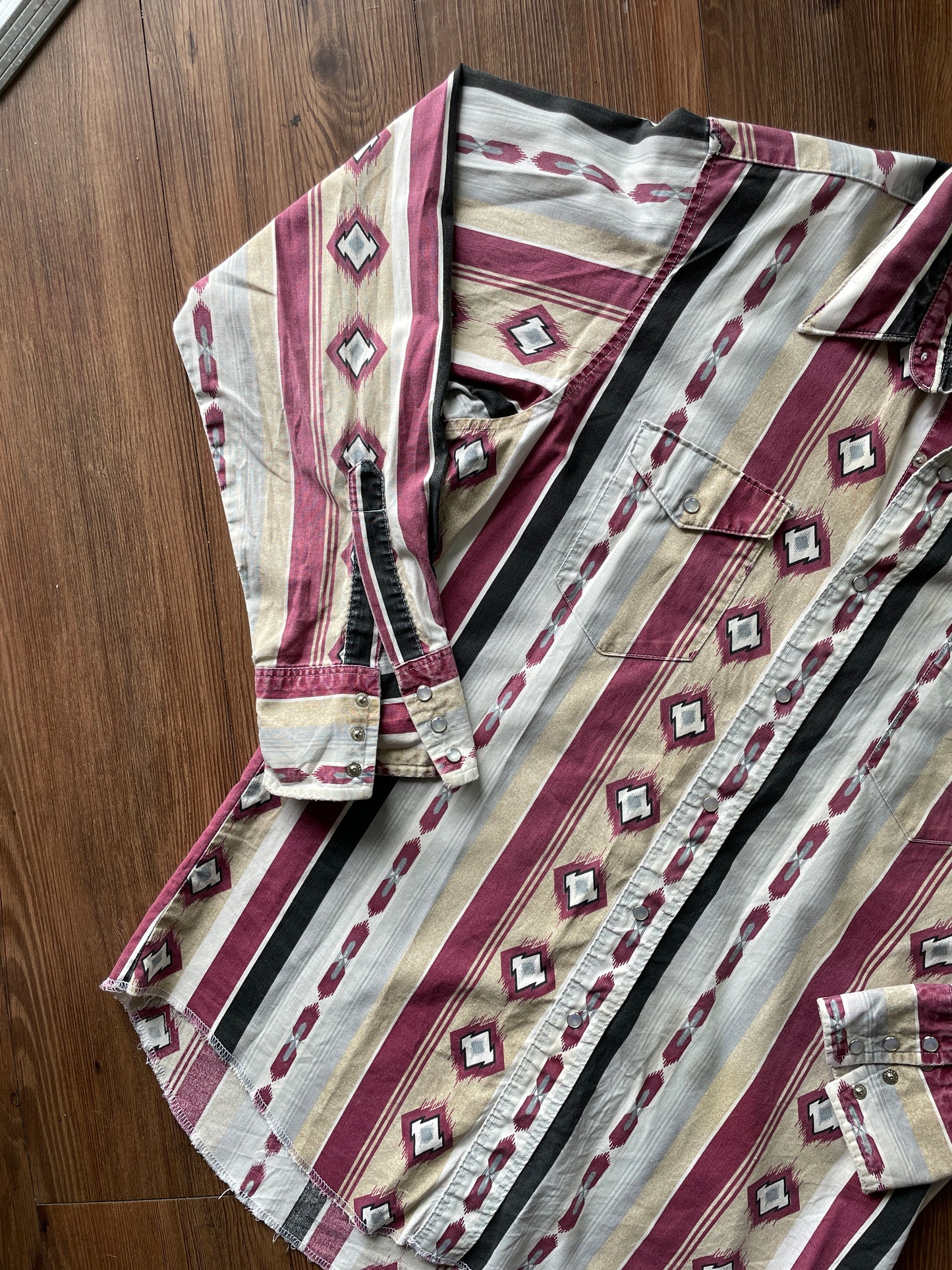 Men's Medium Vintage Pink and White Wrangler Western Pearl Snap