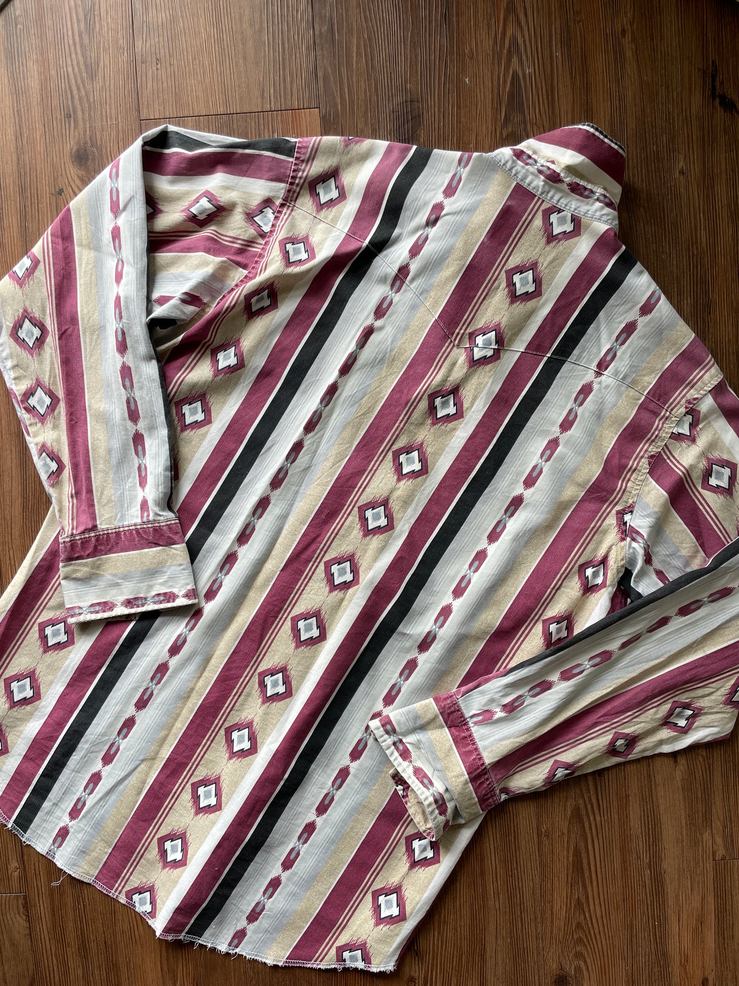 Men's Medium Vintage Pink and White Wrangler Western Pearl Snap