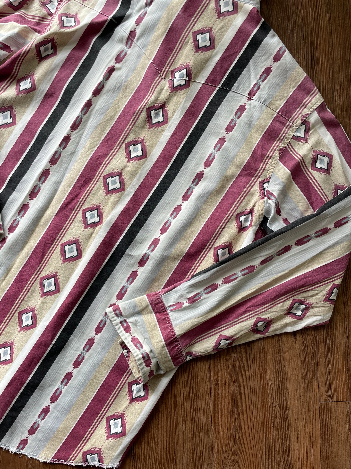 Men's Medium Vintage Pink and White Wrangler Western Pearl Snap