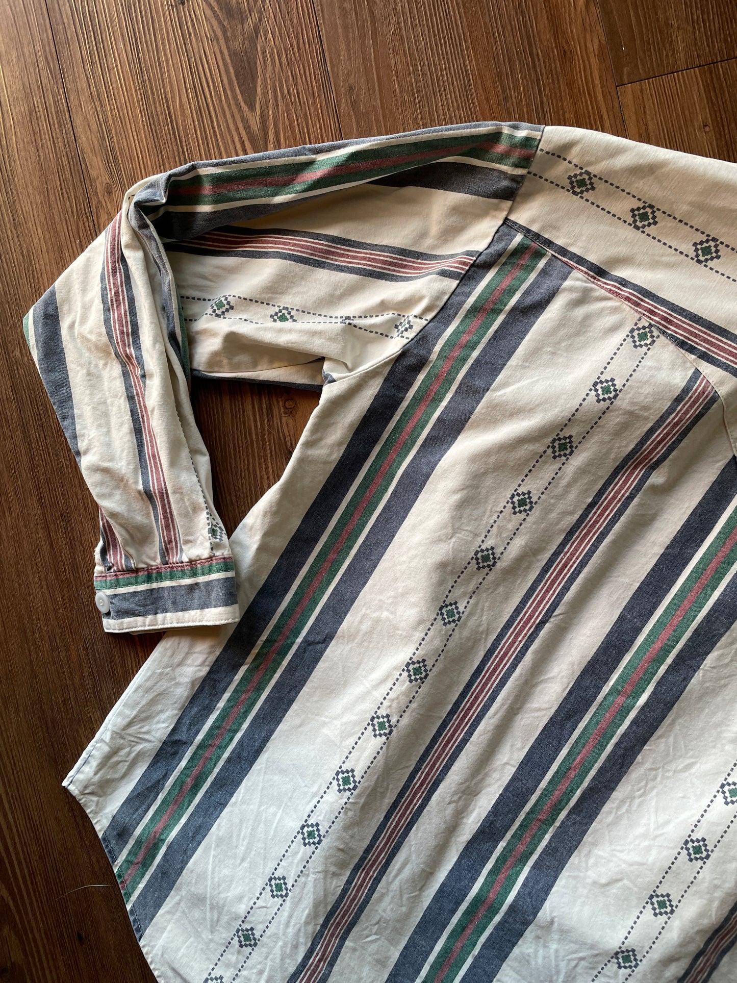 Small Men’s White and Blue Western Button-Up Shirt