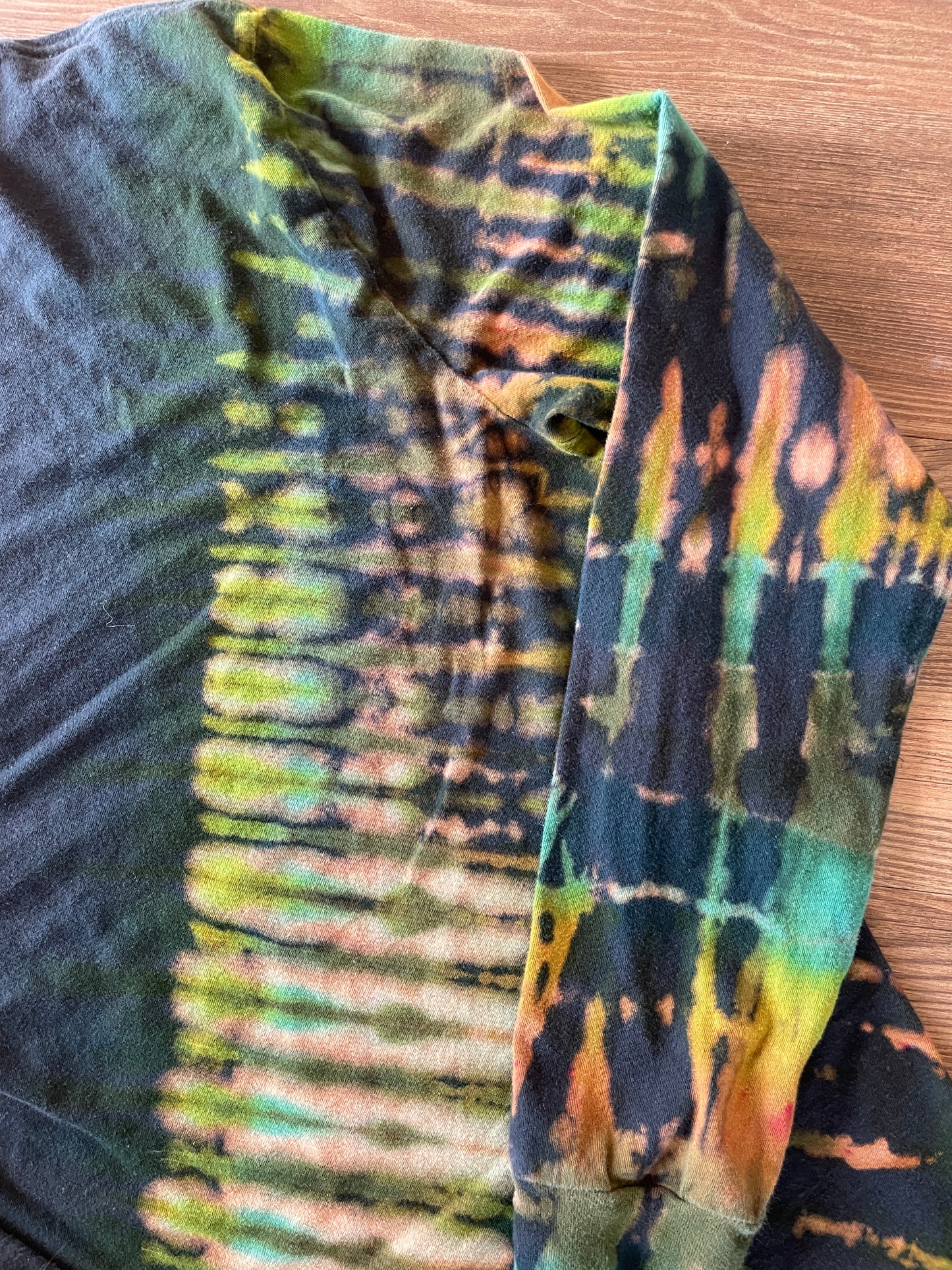 Medium Men’s Wrangler Handmade Tie Dye T-Shirt | Black and Green Pleated Tie Dye Long Sleeve