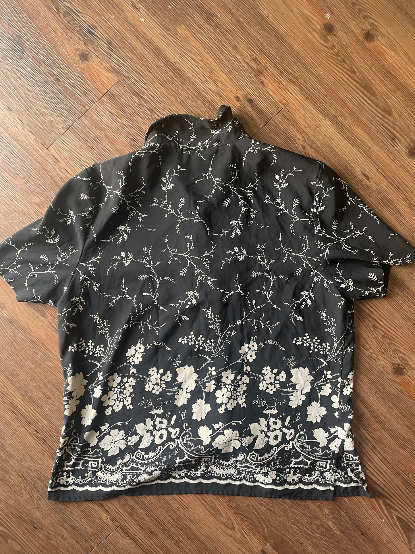 Medium Women's Vintage Joan Leslie Black and White Floral Print Short Sleeve Top