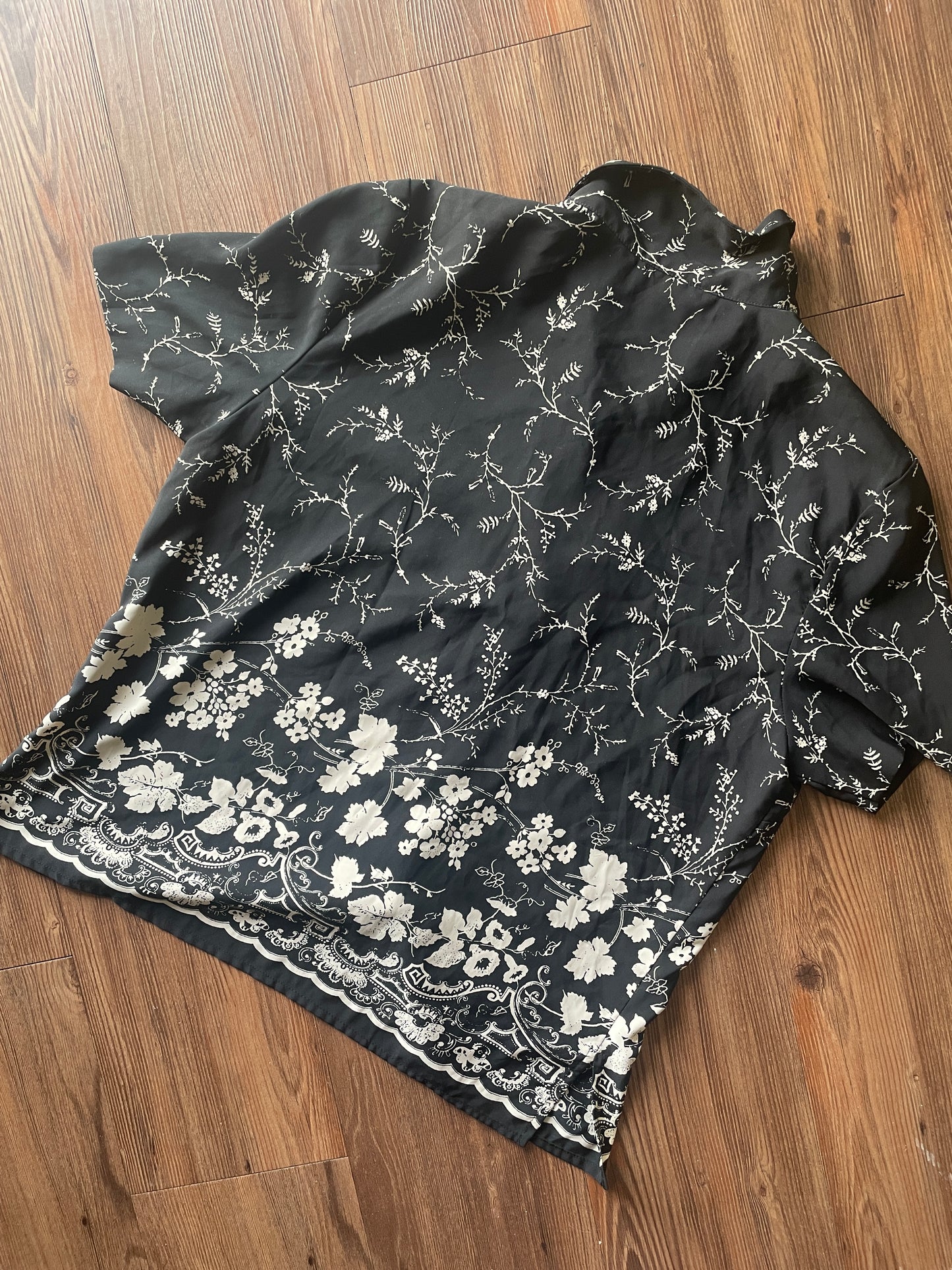 Medium Women's Vintage Joan Leslie Black and White Floral Print Short Sleeve Top