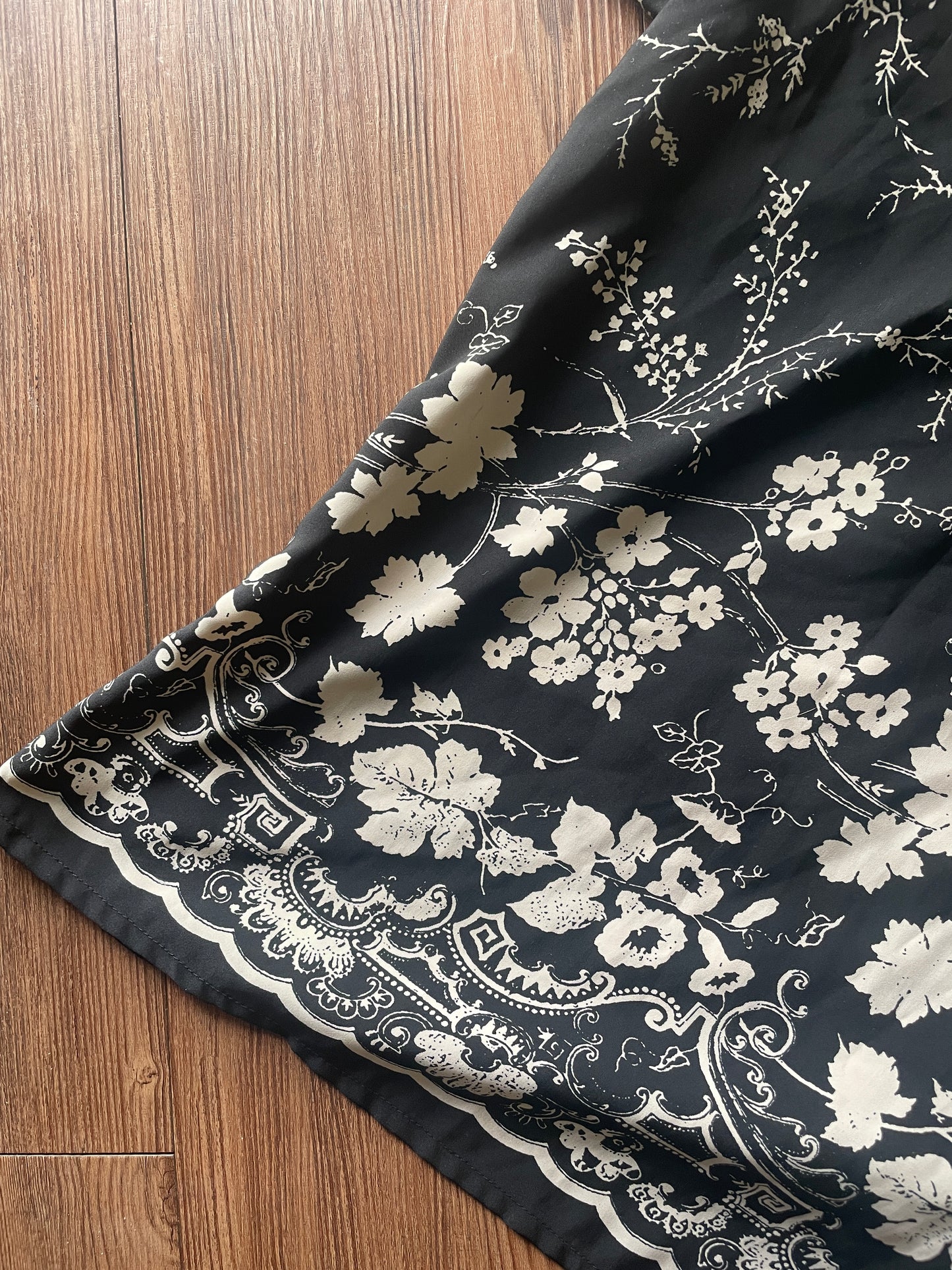 Medium Women's Vintage Joan Leslie Black and White Floral Print Short Sleeve Top