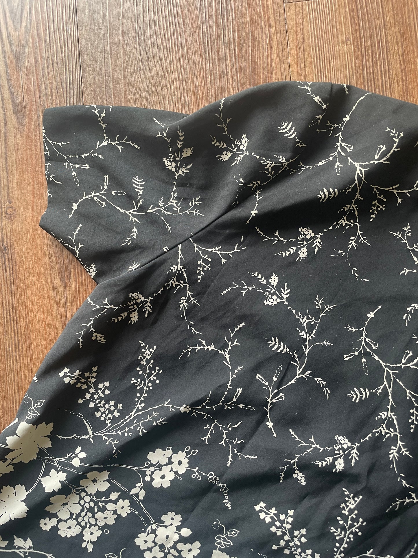 Medium Women's Vintage Joan Leslie Black and White Floral Print Short Sleeve Top