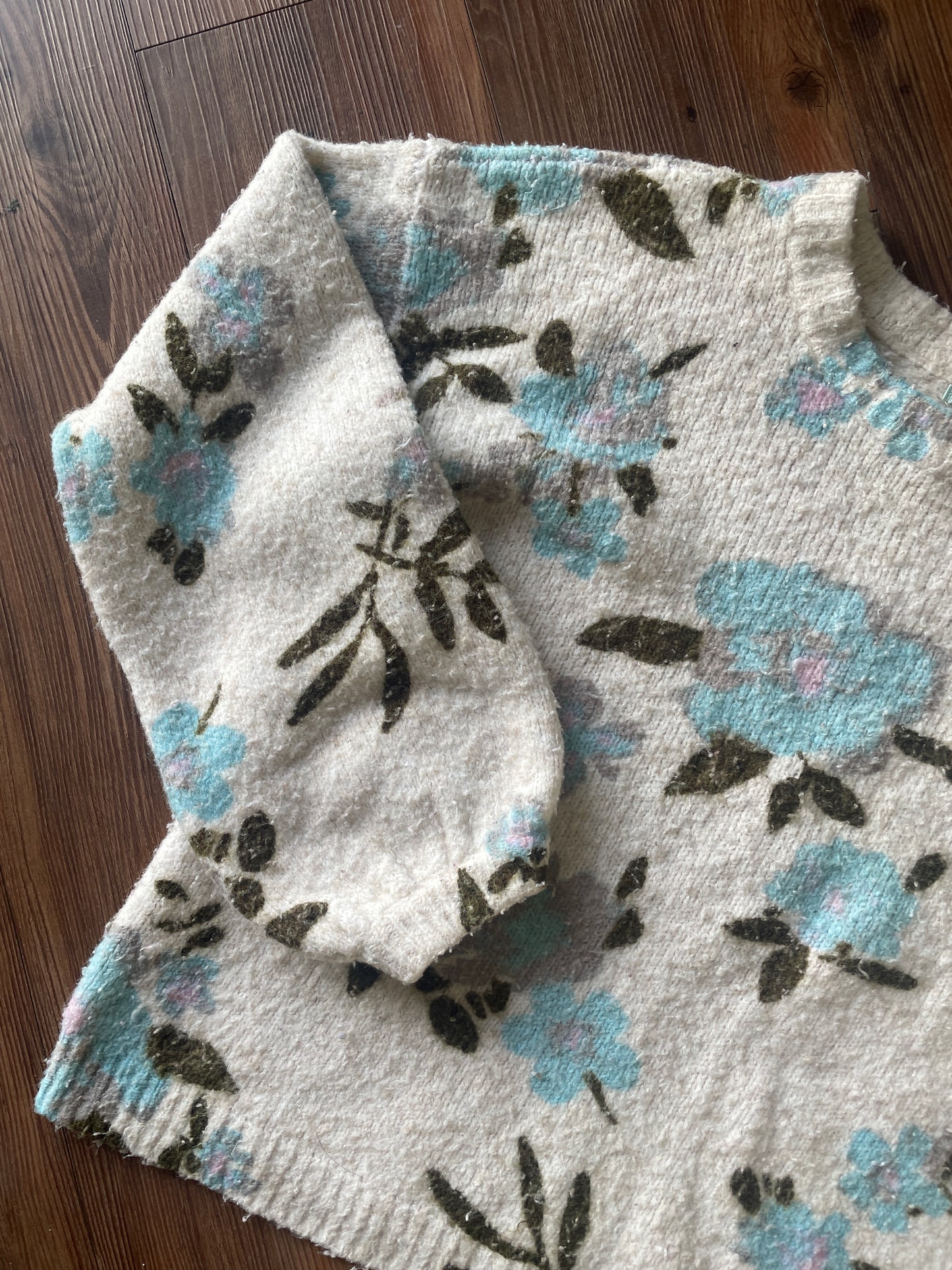 Medium Women’s Kimchi Blue Cream Floral Bell Sleeve Sweater