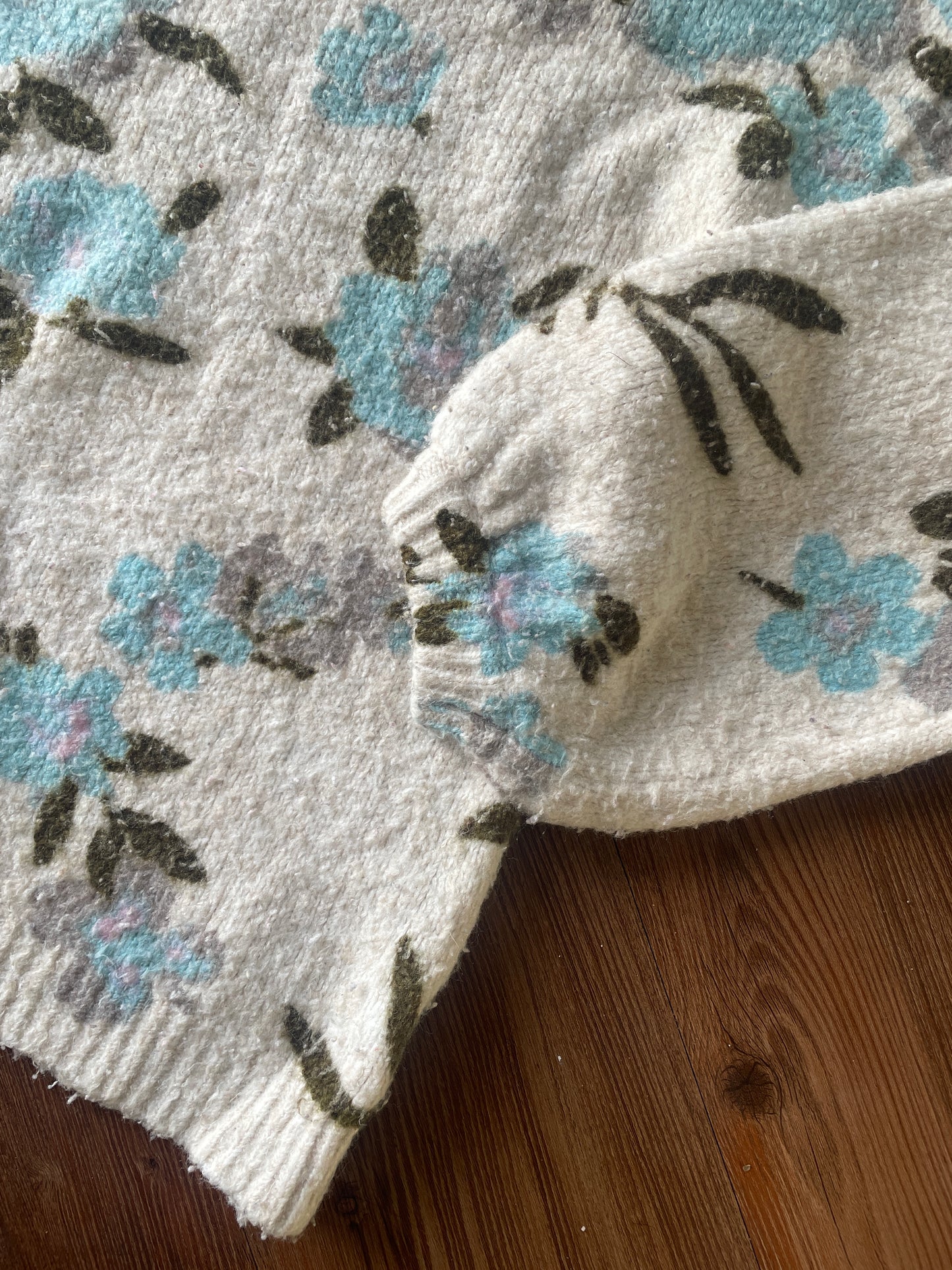 Medium Women’s Kimchi Blue Cream Floral Bell Sleeve Sweater