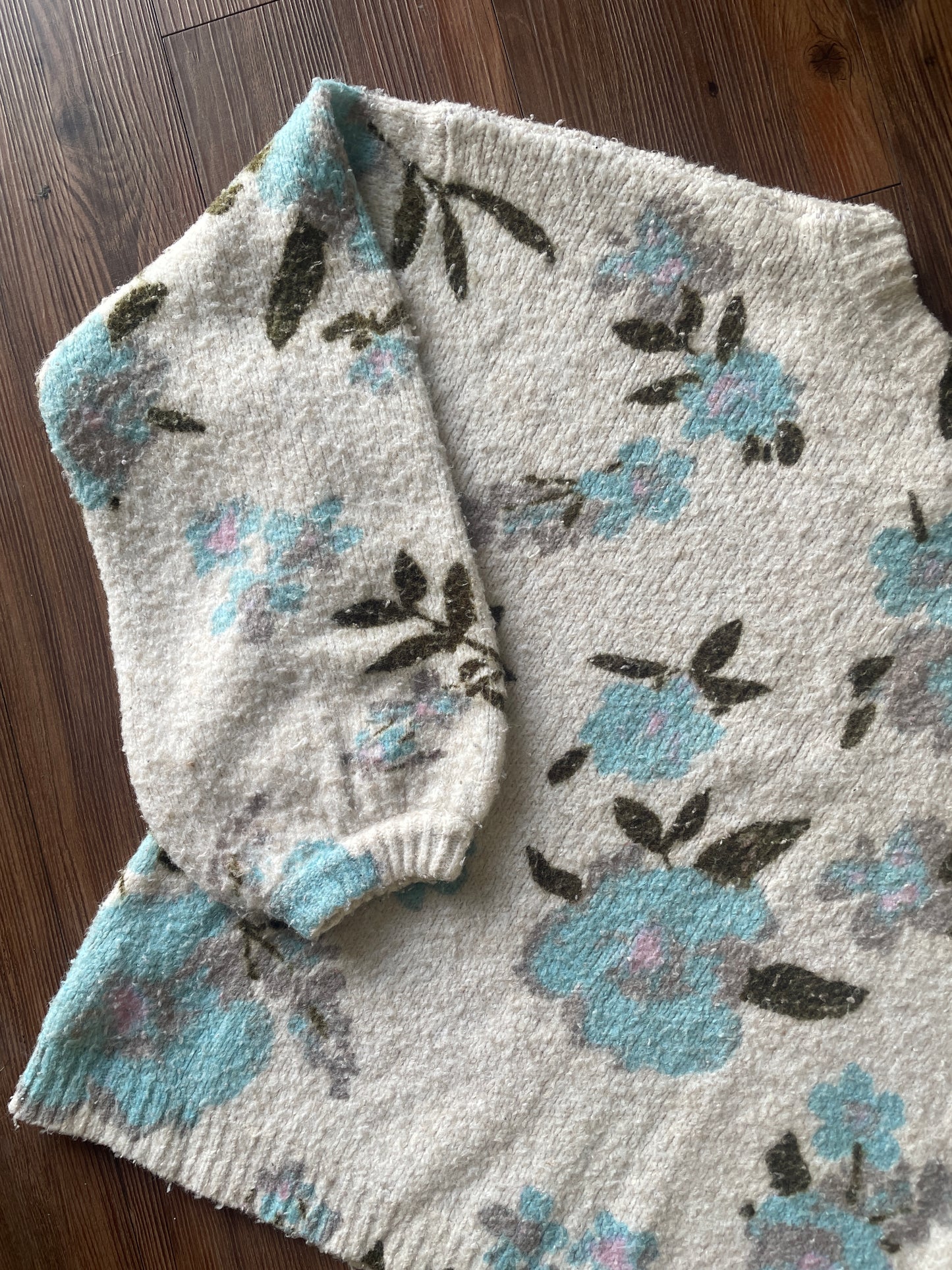 Medium Women’s Kimchi Blue Cream Floral Bell Sleeve Sweater