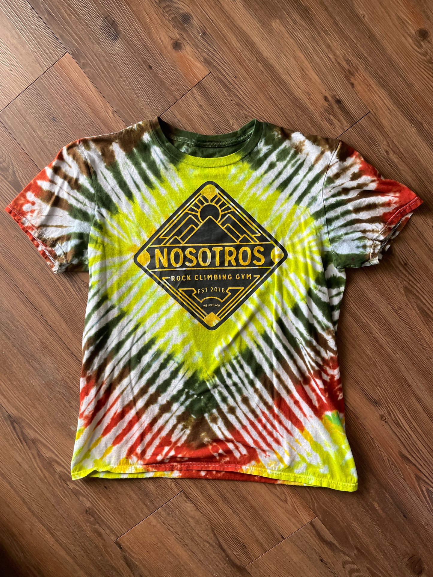 MEDIUM Men’s Nosotros Climbing Gym Tie Dye T-Shirt | Green, Yellow, and Brown Pleated Tie Dye Short Sleeve