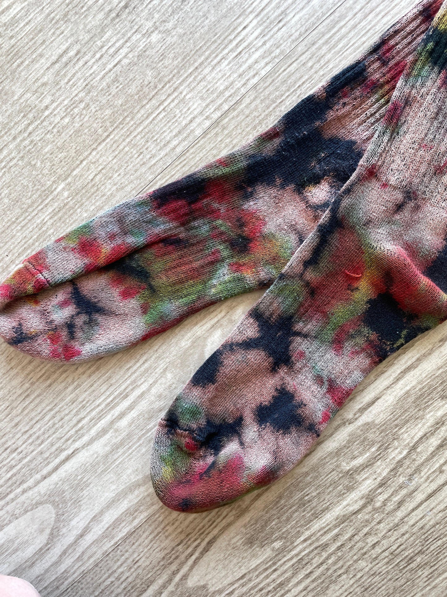 NIKE Socks Hand Dyed Black, Red, and Green Tie Dye Nike Dri-FIT Everyday Cushioned Crew Socks - Size Medium (Men's 6-8/Women's 7-10)