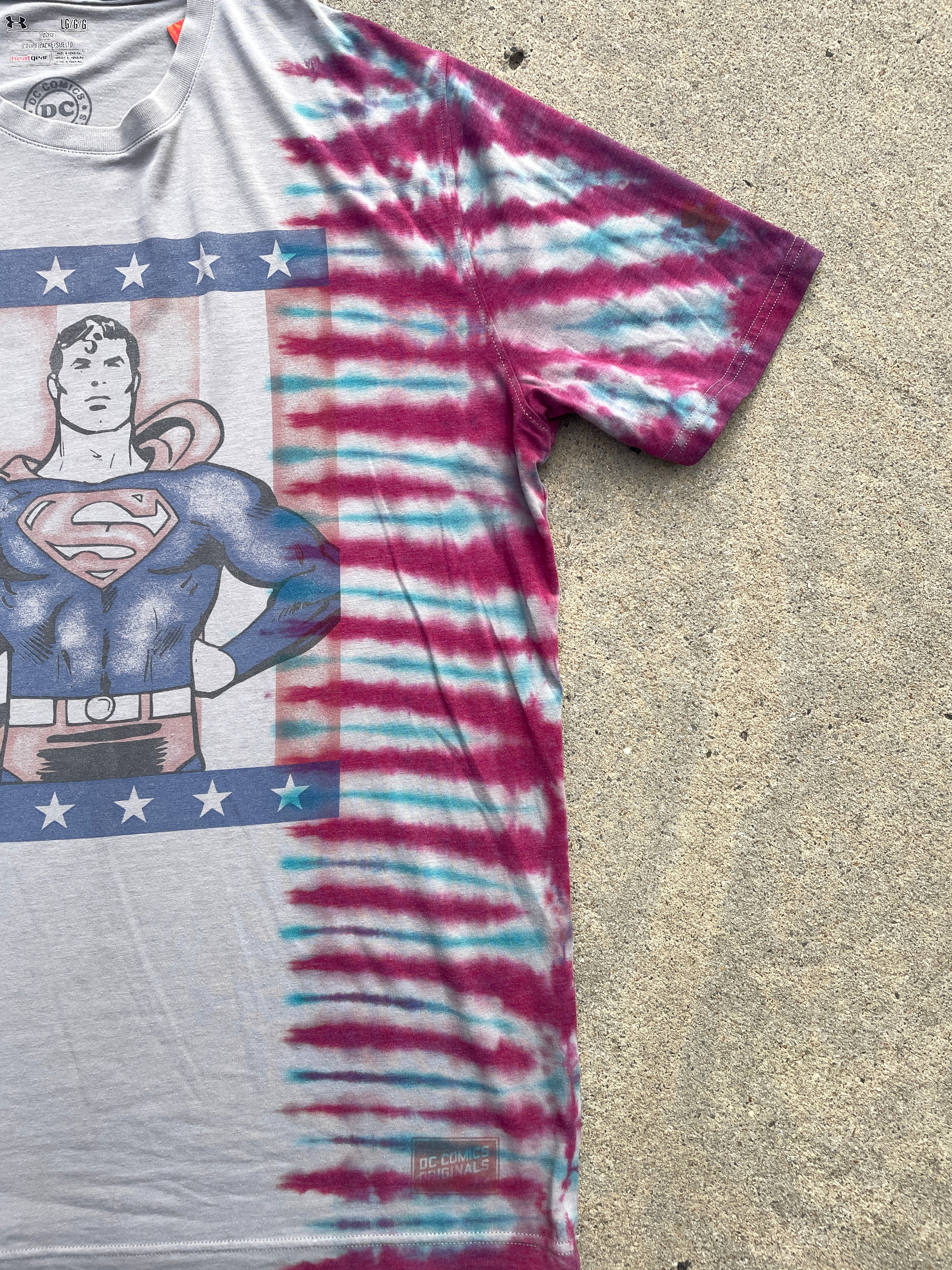 Under Armour Superman Red, Blue, and Gray Short Sleeve Tie Dye T-Shirt | Men's Large
