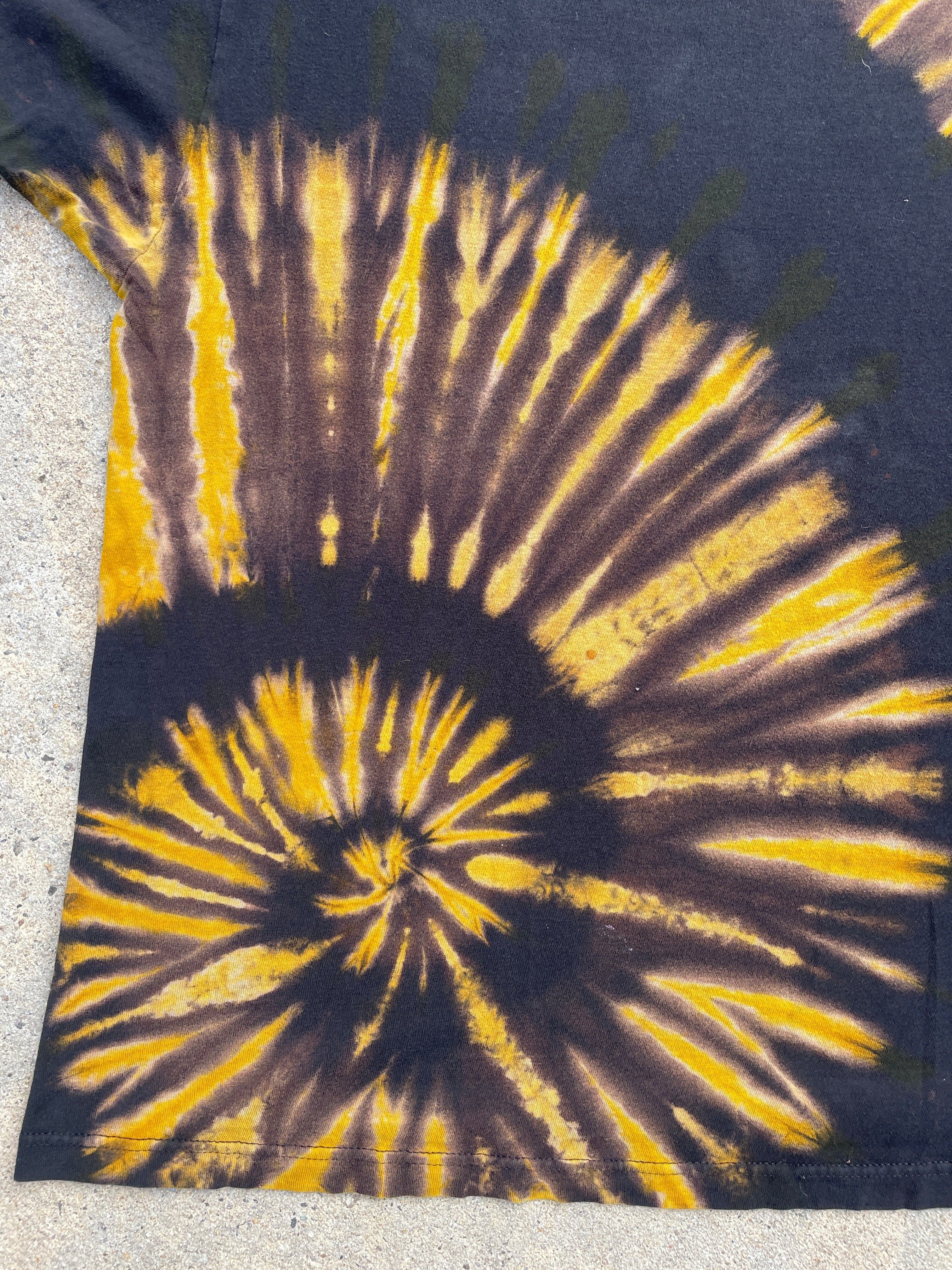 The Duel: Hamilton & Purr Black and Yellow Spiral Short Sleeve Bleached Dye T-Shirt | Men's XL Cat Pun Shirt