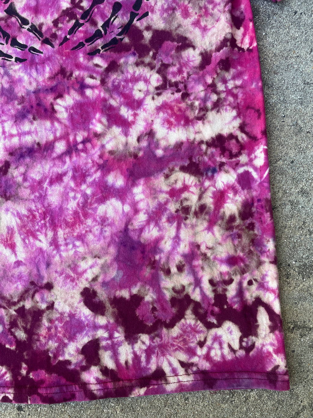 Hand-Printed Skeleton Heart Hands Pink and White Reverse Tie Dye Short Sleeve T-Shirt | Men's Size Small