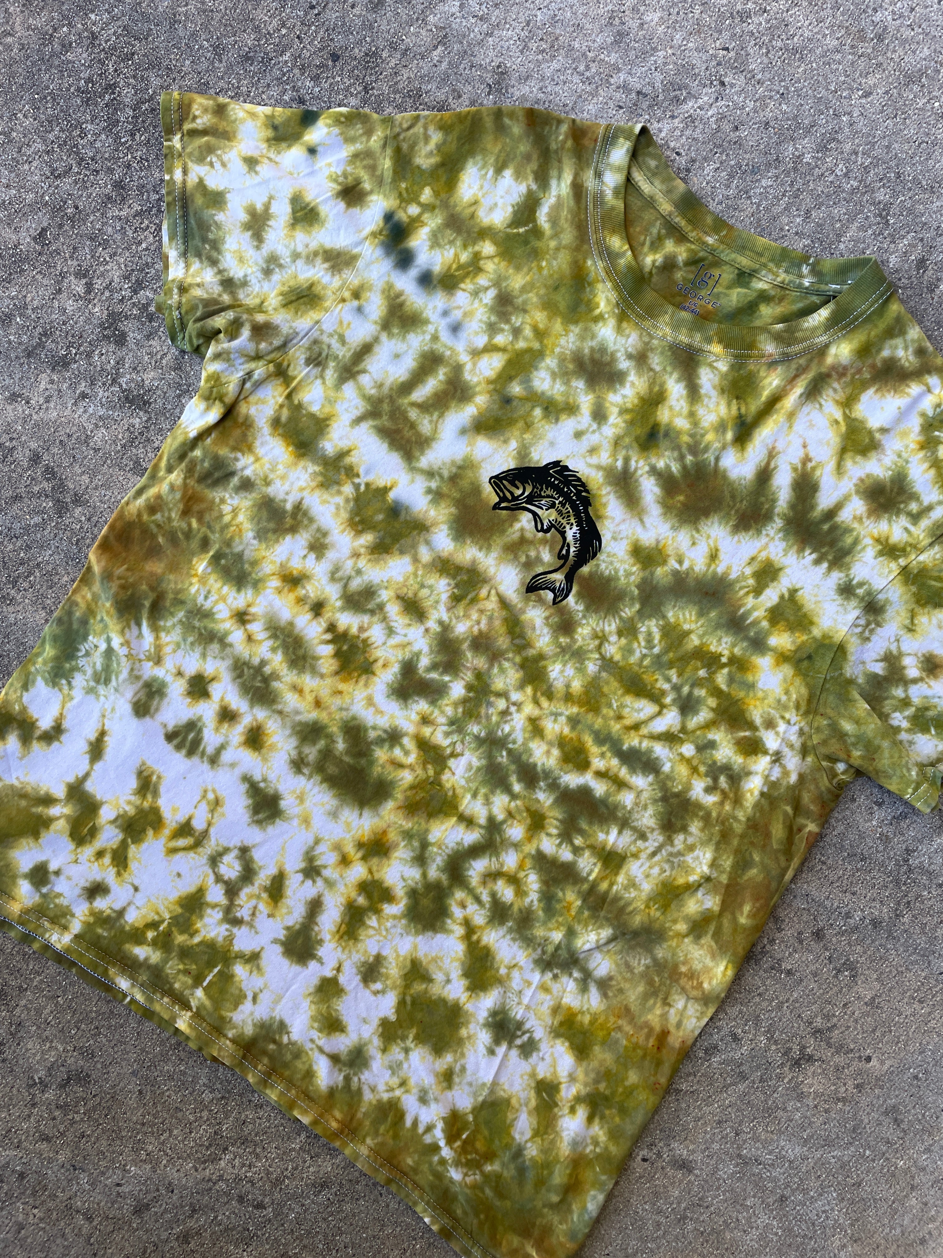 Hand-Printed Largemouth Bass White and Green Tie Dye Short Sleeve T-Shirt | Men's Size Large