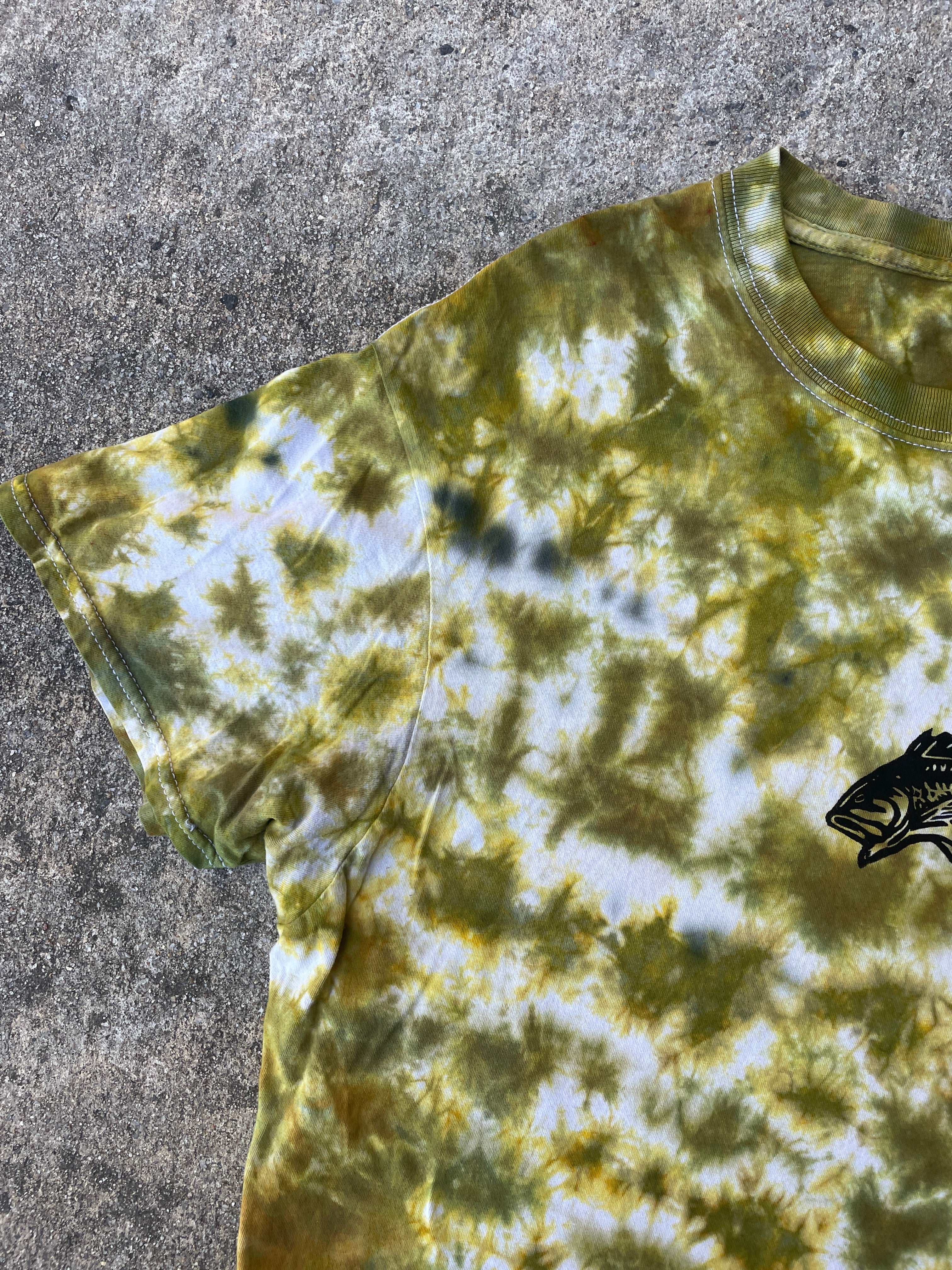 Hand-Printed Largemouth Bass White and Green Tie Dye Short Sleeve T-Shirt | Men's Size Large