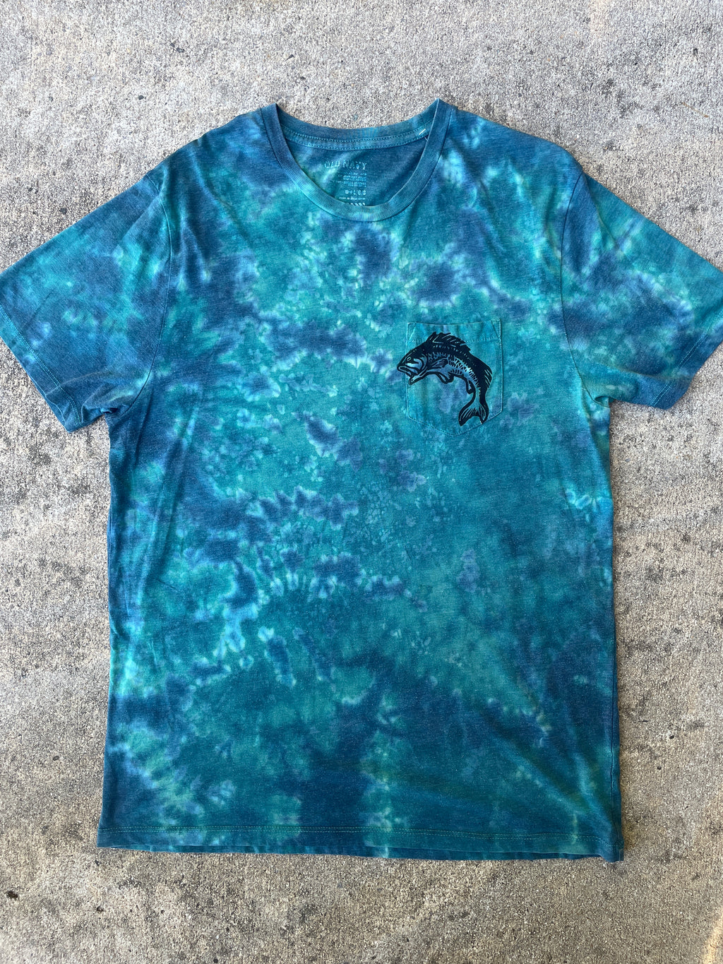 Hand-Printed Largemouth Bass Blue and White Tie Dye Short Sleeve T-Shirt | Men's Size Large