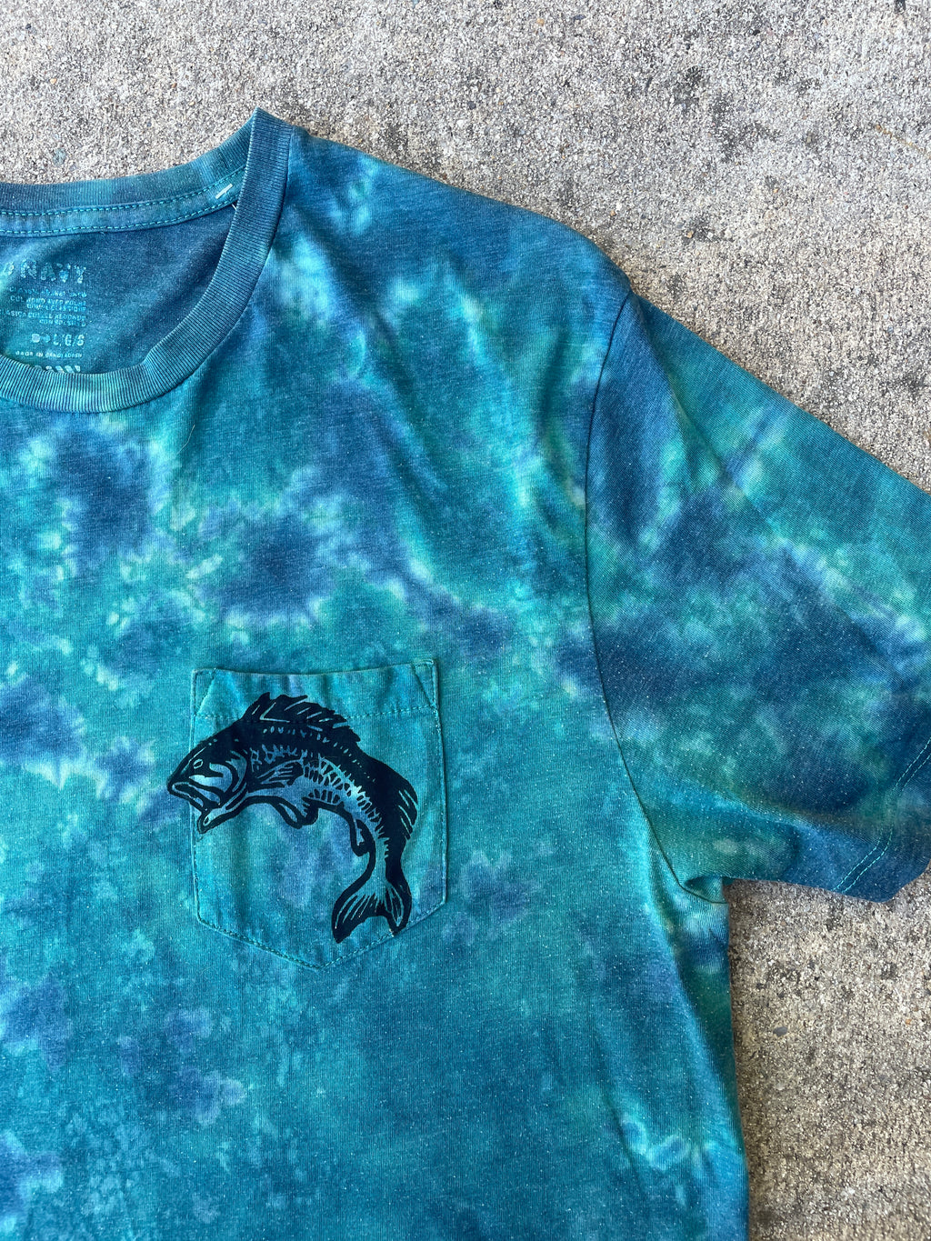 Hand-Printed Largemouth Bass Blue and White Tie Dye Short Sleeve T-Shirt | Men's Size Large