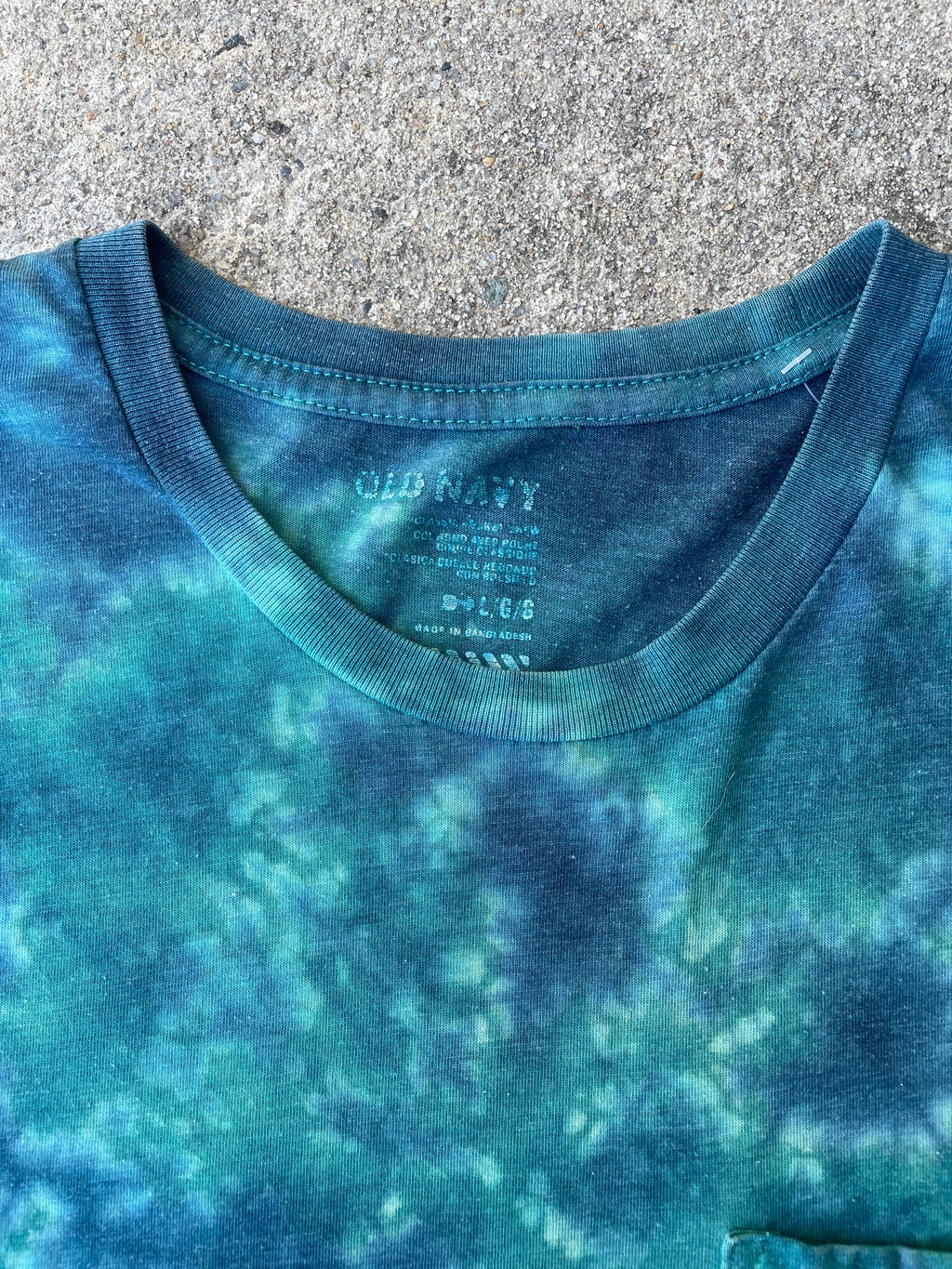Hand-Printed Largemouth Bass Blue and White Tie Dye Short Sleeve T-Shirt | Men's Size Large
