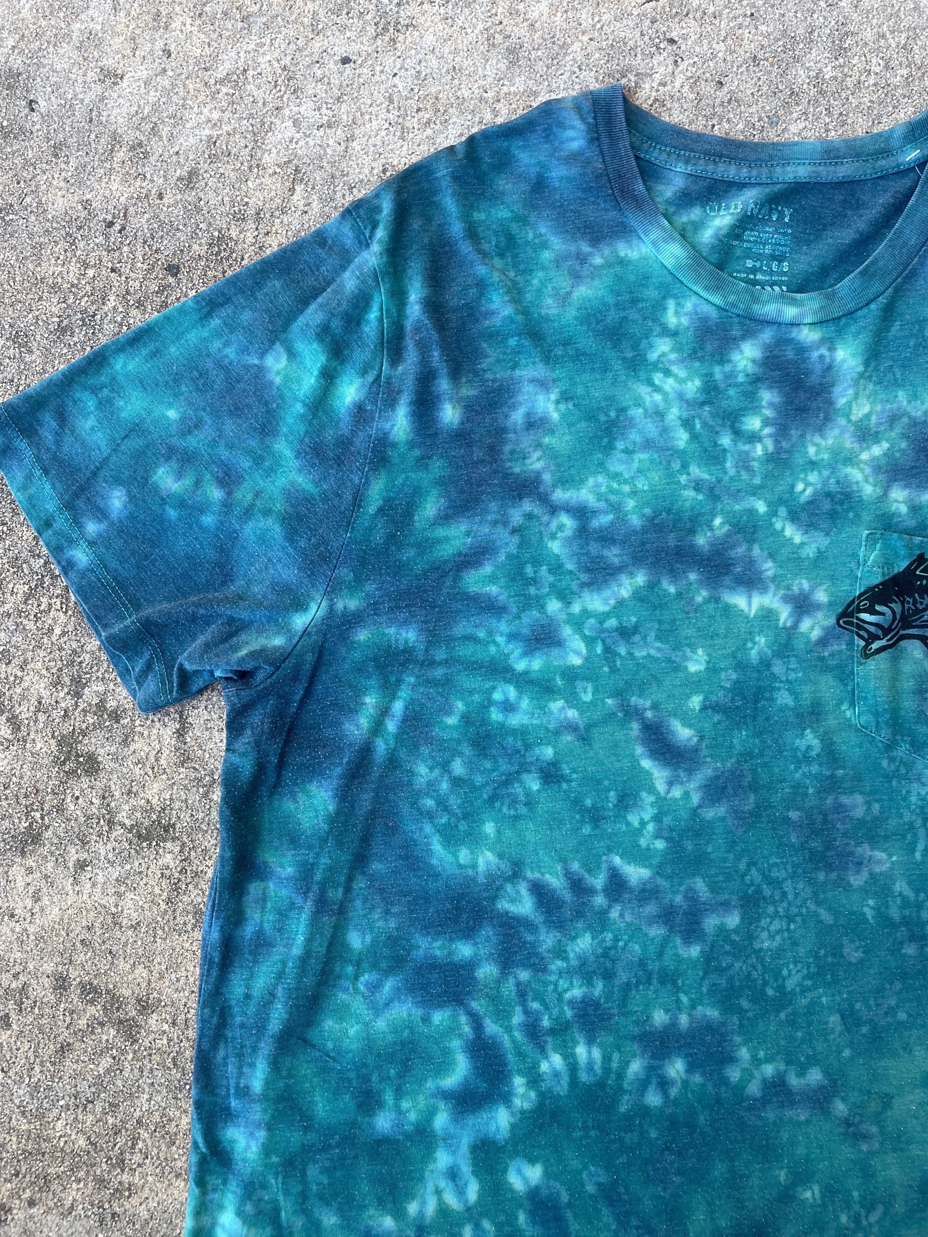 Hand-Printed Largemouth Bass Blue and White Tie Dye Short Sleeve T-Shirt | Men's Size Large