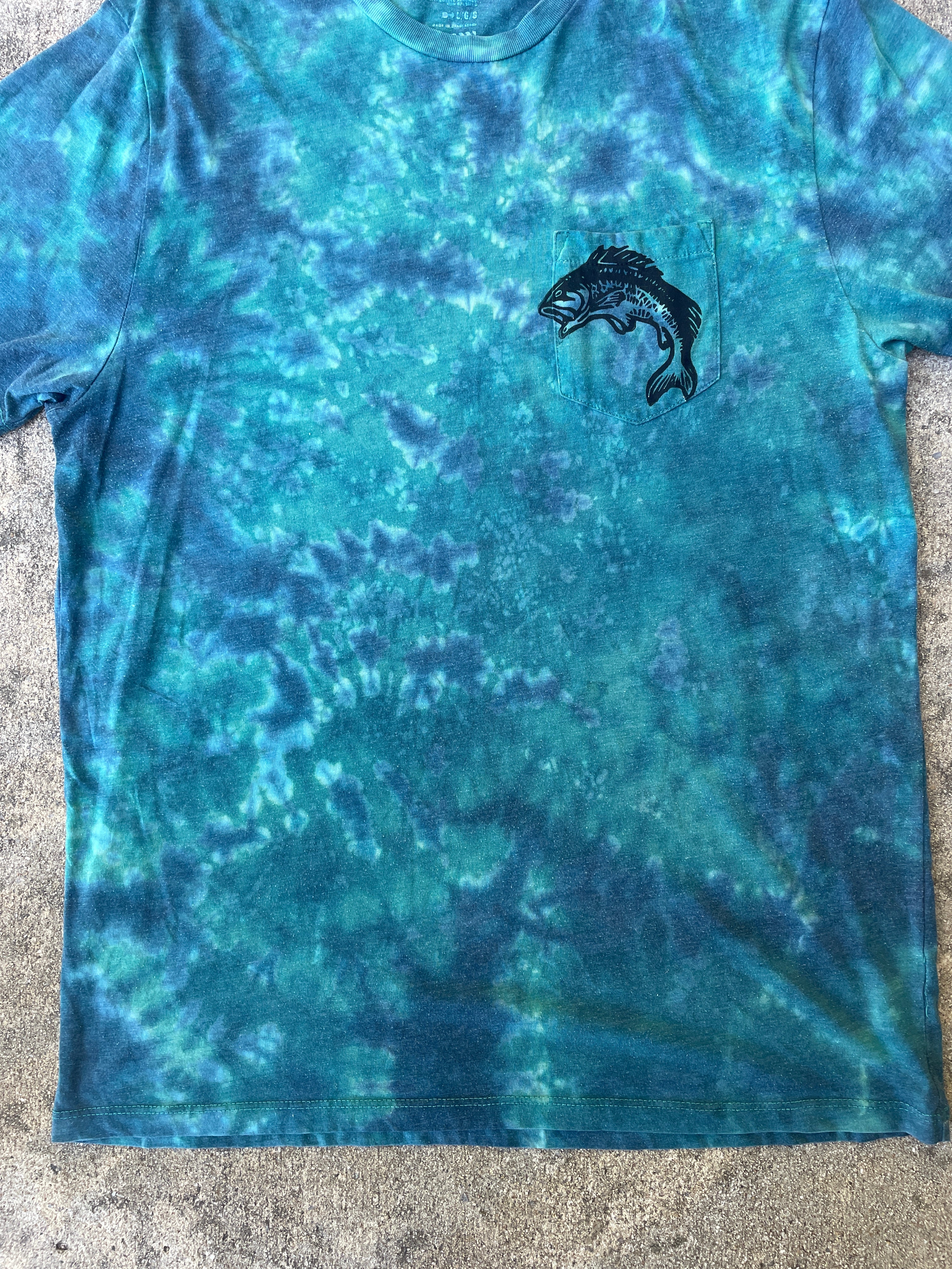 Hand-Printed Largemouth Bass Blue and White Tie Dye Short Sleeve T-Shirt | Men's Size Large