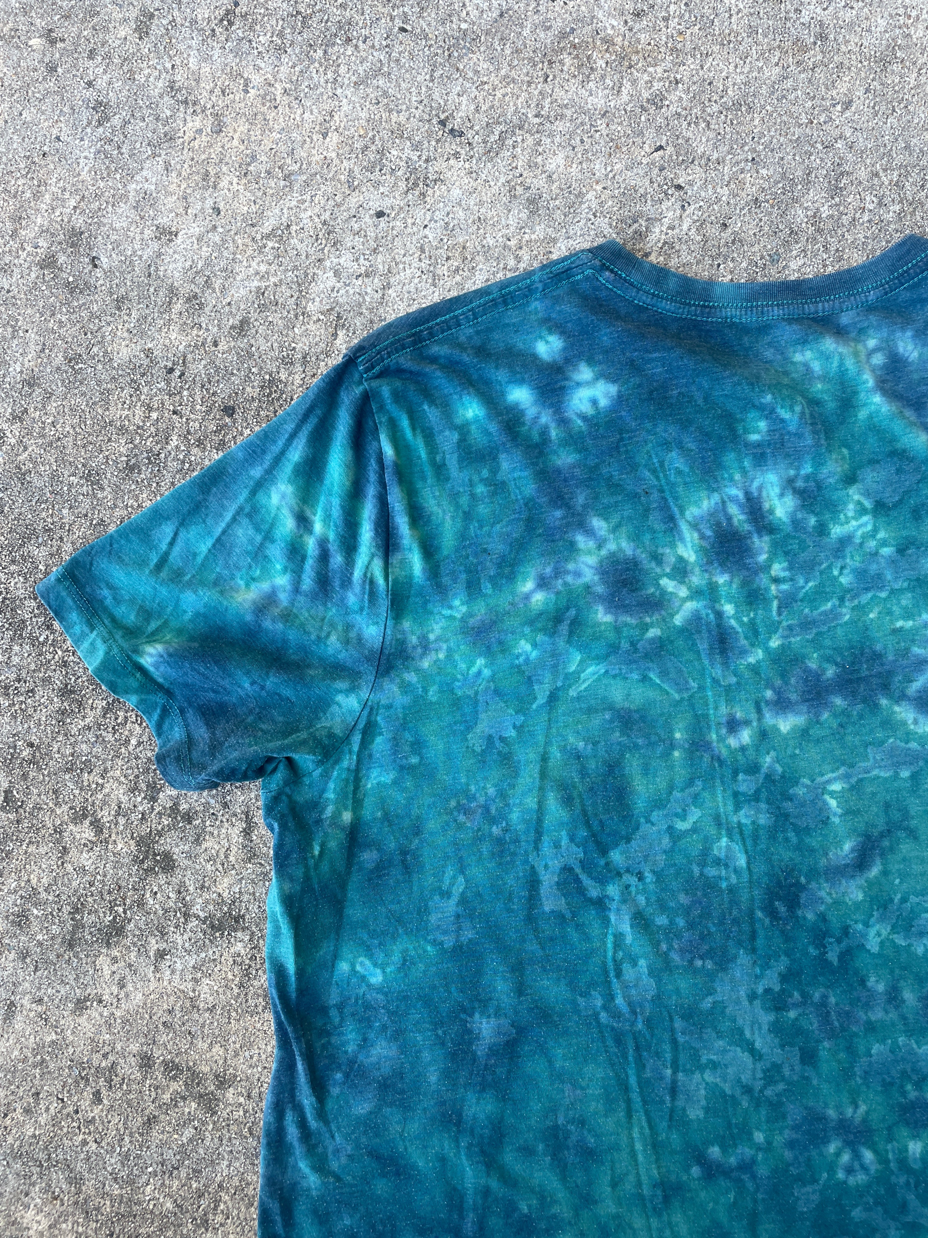 Hand-Printed Largemouth Bass Blue and White Tie Dye Short Sleeve T-Shirt | Men's Size Large