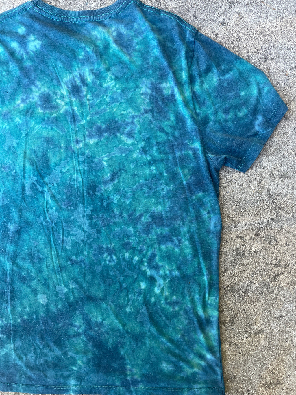 Hand-Printed Largemouth Bass Blue and White Tie Dye Short Sleeve T-Shirt | Men's Size Large