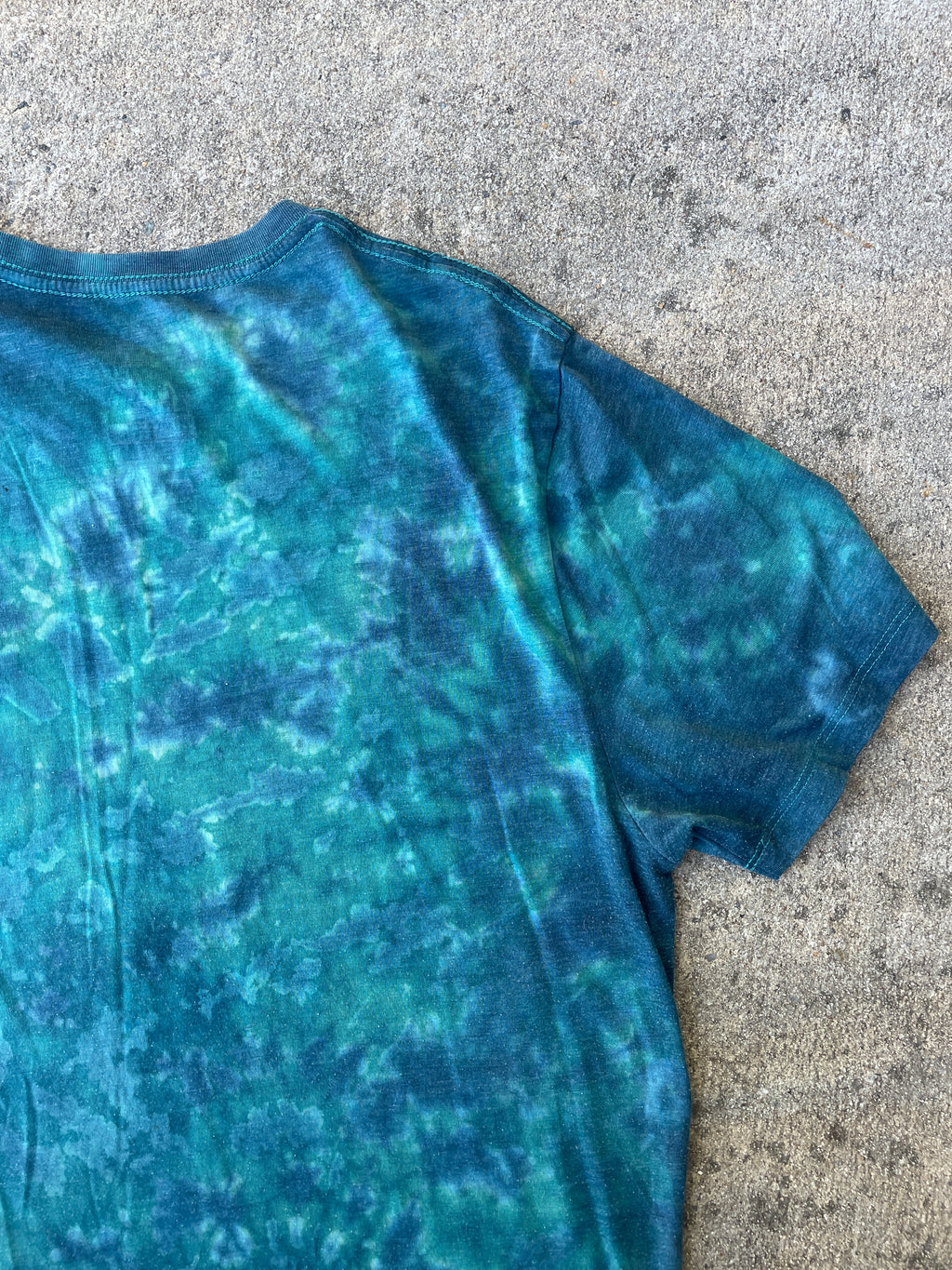 Hand-Printed Largemouth Bass Blue and White Tie Dye Short Sleeve T-Shirt | Men's Size Large