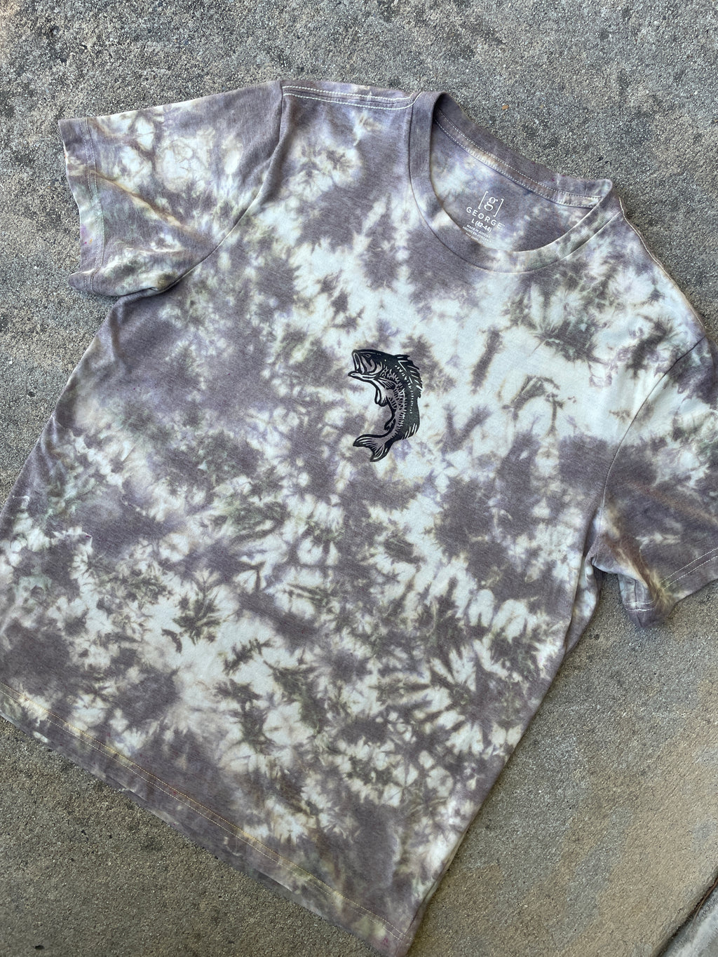 Hand-Printed Largemouth Bass Gray and White Tie Dye Short Sleeve T-Shirt | Men's Size Large