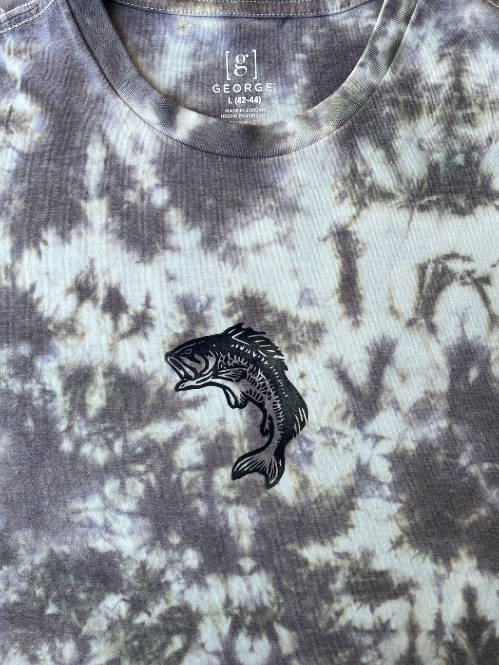 Hand-Printed Largemouth Bass Gray and White Tie Dye Short Sleeve T-Shirt | Men's Size Large