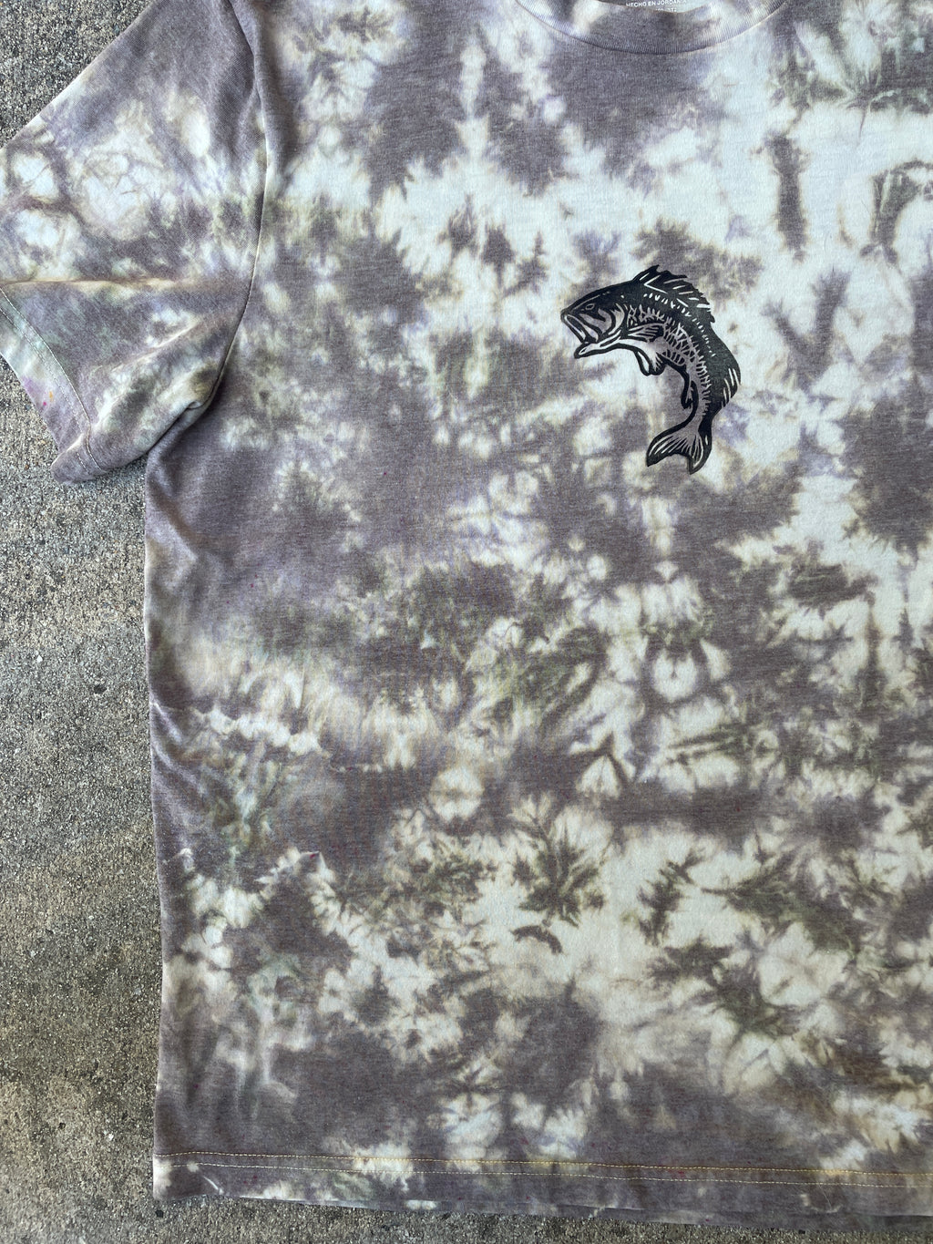 Hand-Printed Largemouth Bass Gray and White Tie Dye Short Sleeve T-Shirt | Men's Size Large